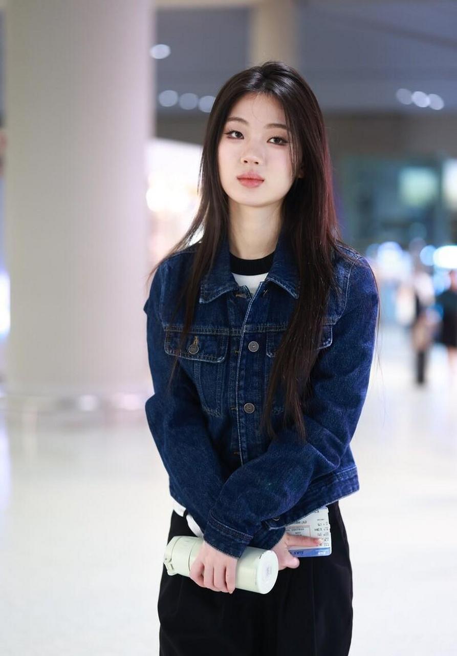 2023年4月17日,上海,单依纯机场出发.休闲裤长发披肩青春靓丽.
