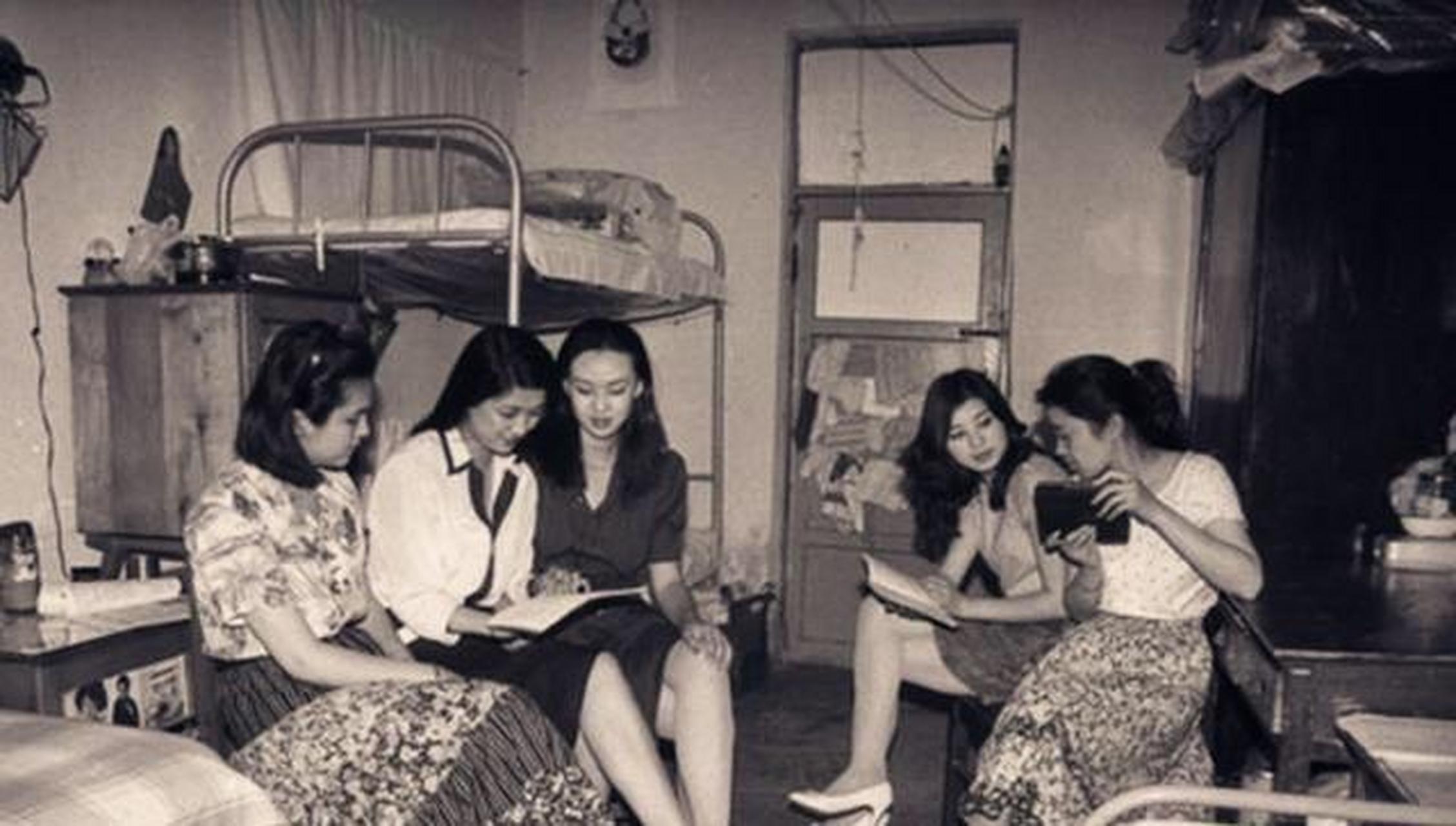 1991年的上海,复旦大学播音系的女生宿舍.