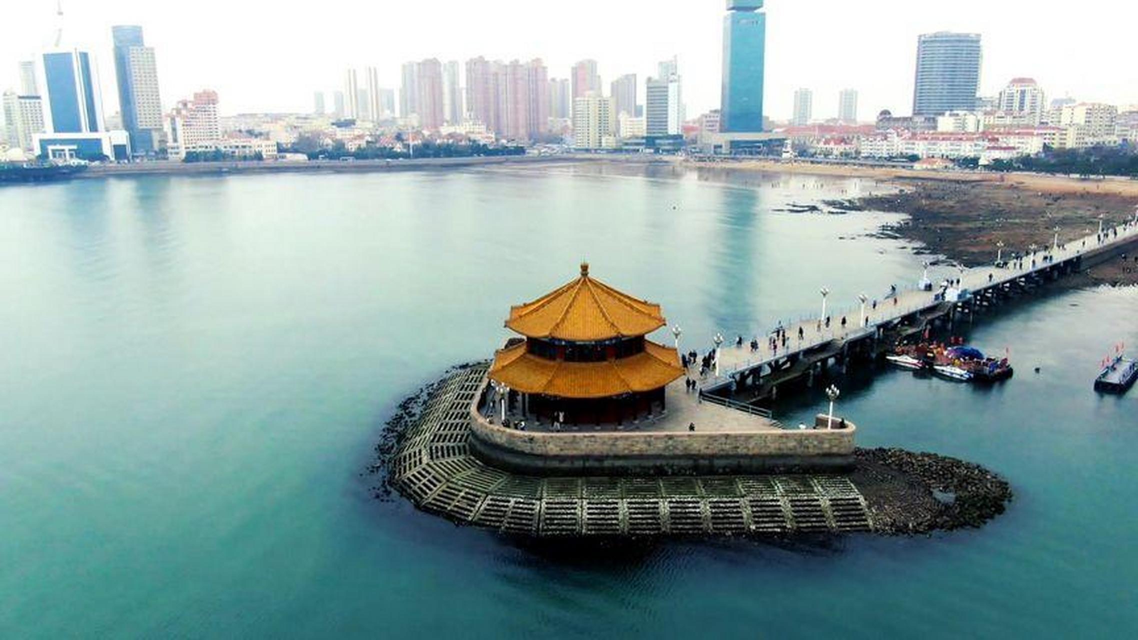 青岛网红打卡地# 问起青岛网红拍照圣地?青岛地标性打卡地---栈桥.