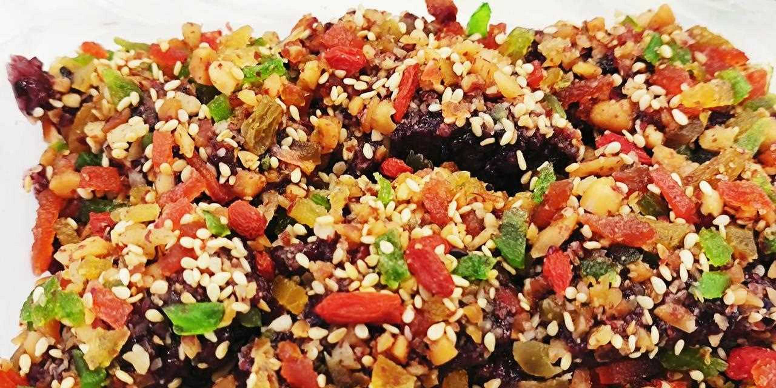 酒店楼下就是光耀美食街,晚七点左右,有一半商业开着,一半商业黑灯.