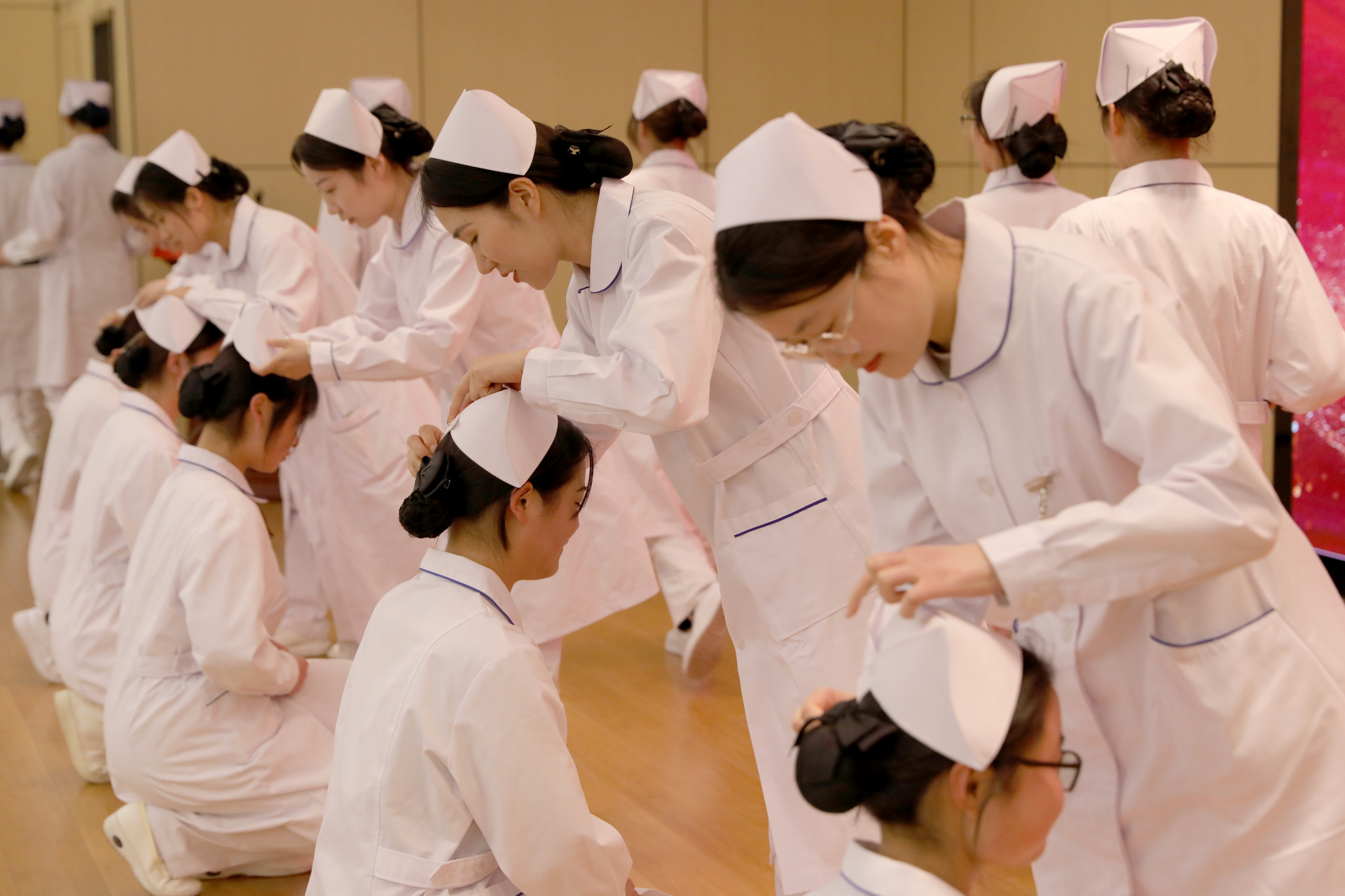 安徽万通综合系护理专业 举行护士节授帽仪式 今天,圣洁燕帽,赓续