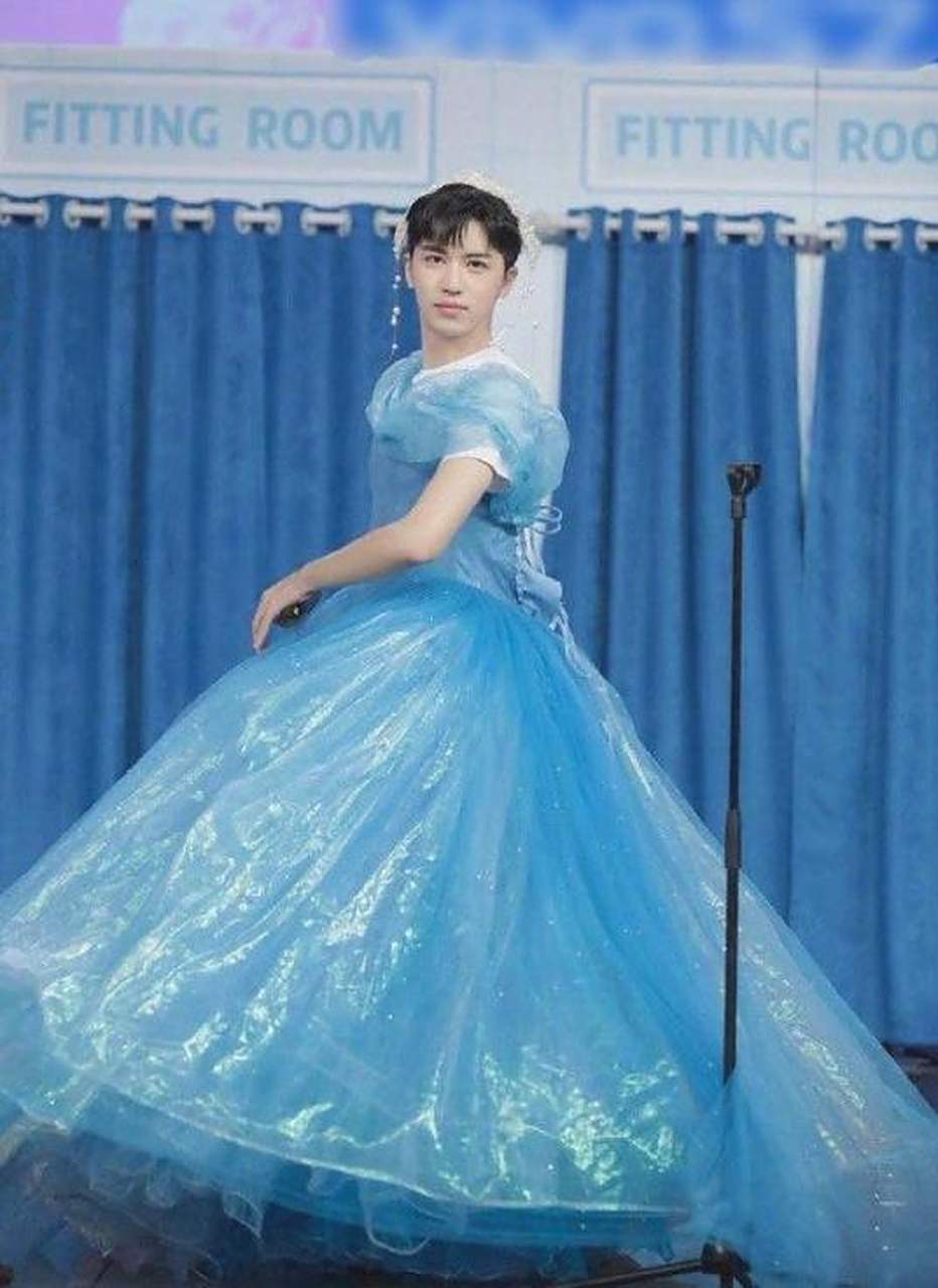 男人穿裙子也美丽"许魏洲"穿蓝色公主裙,原地转圈很是俏皮可爱#娱乐圈