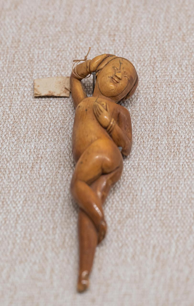 安徽巢湖博物馆收藏的清代象牙雕人像,这妩媚的姿态