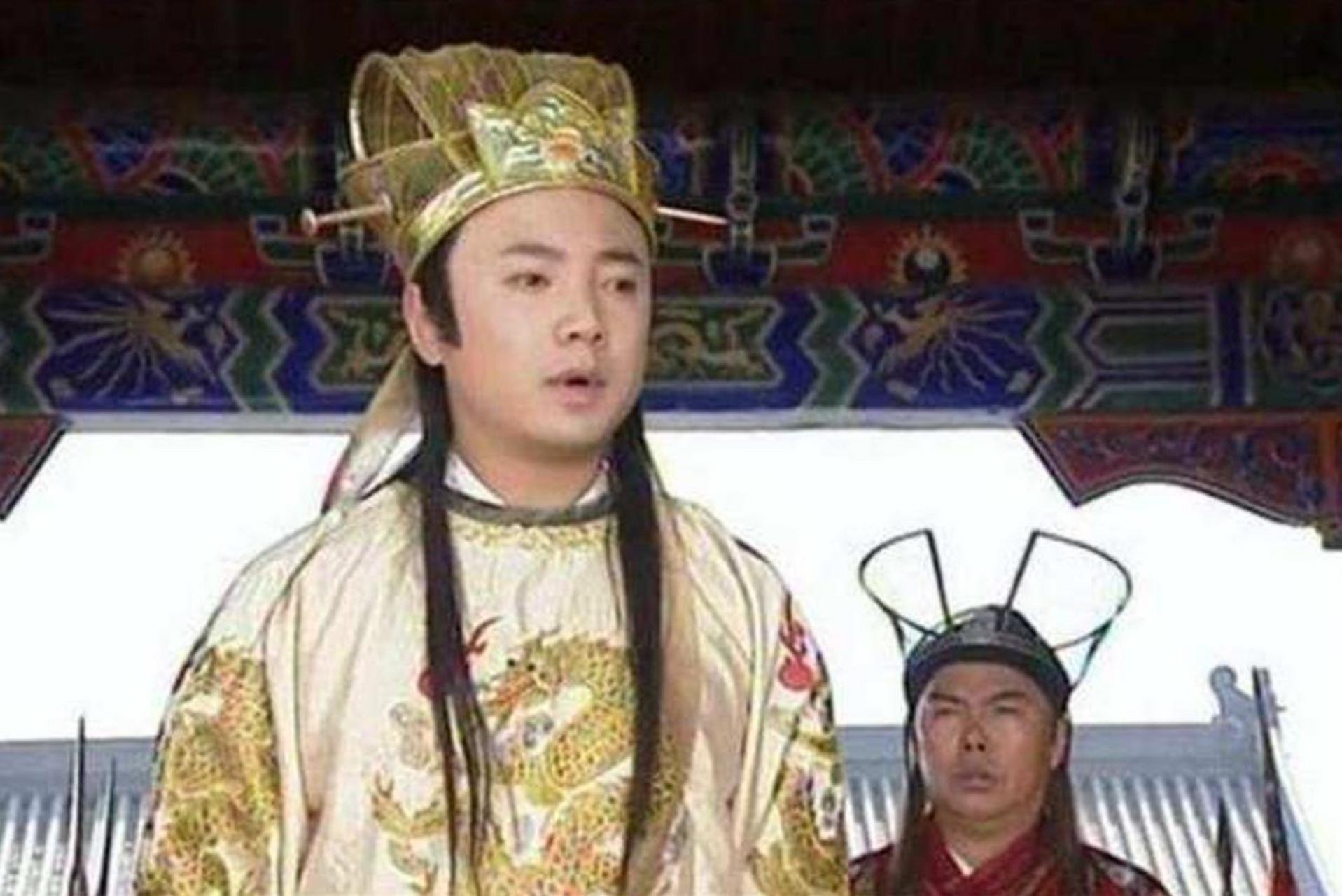 "摇摇头.  当时太子朱标早逝,朱元璋不得不重训皇孙朱允炆.