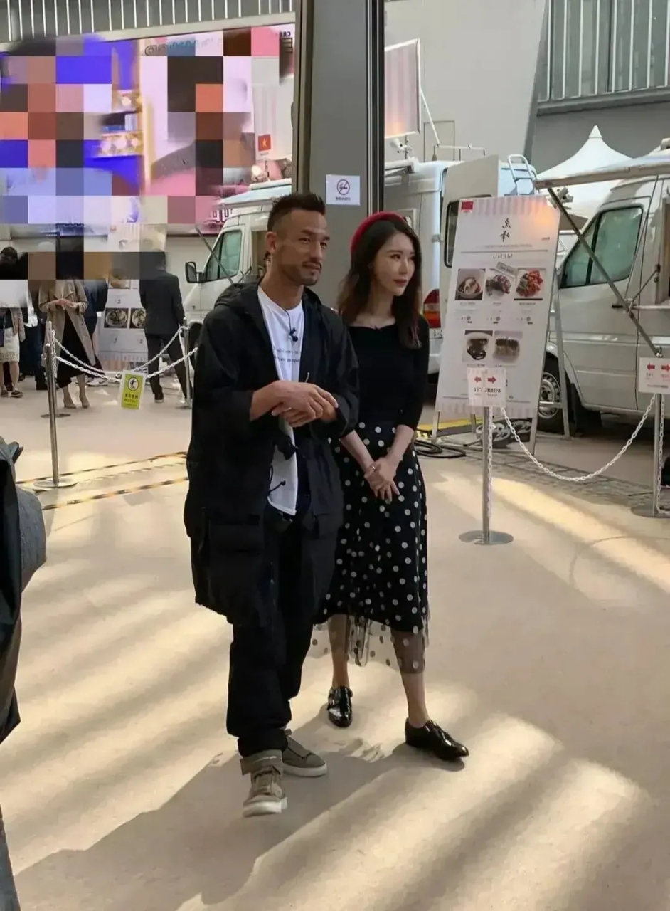 王石妻子田朴珺和中田英寿同框,两人站在一起很有画面感!