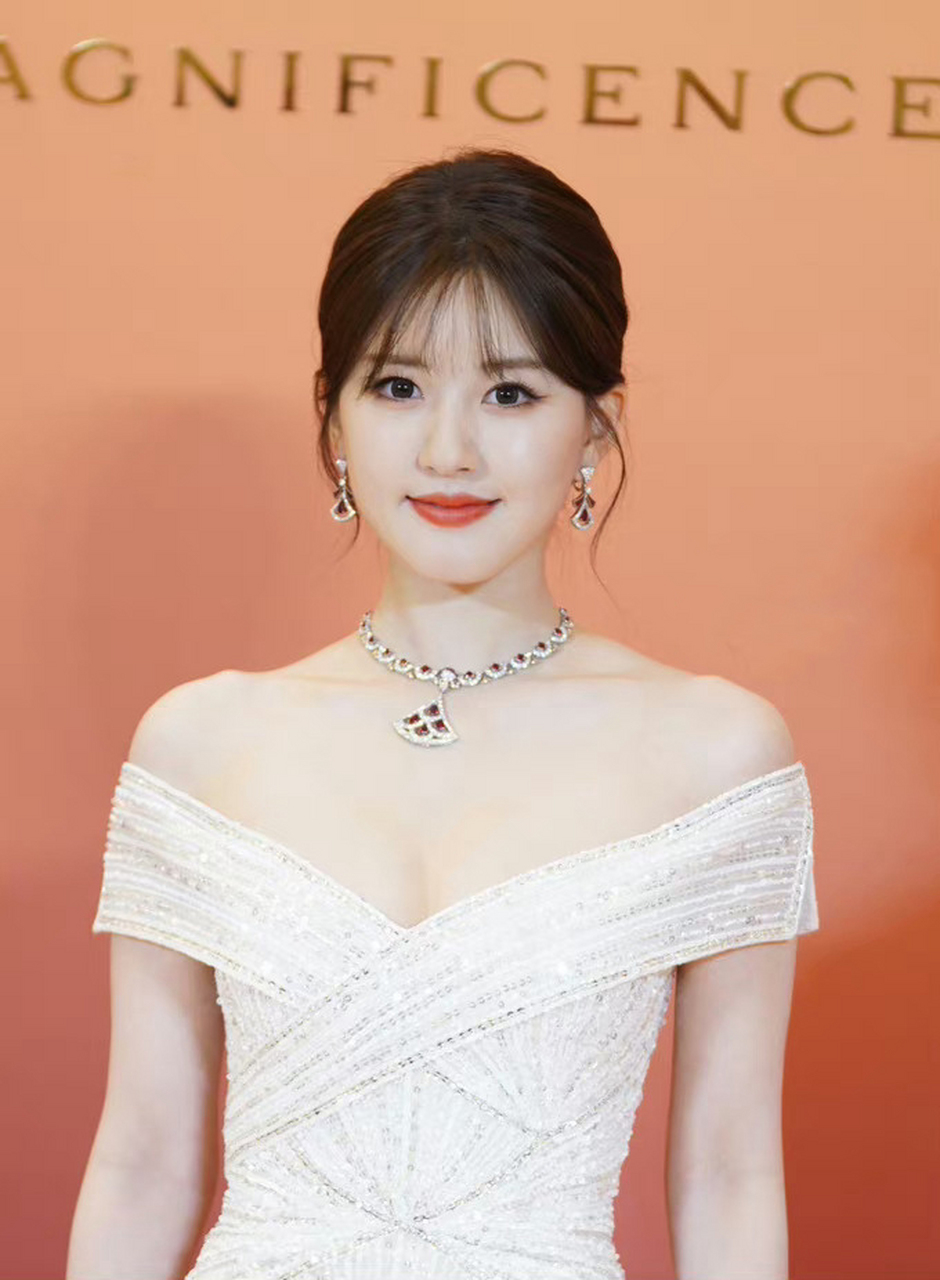 赵露思亮相宝格丽上海活动,璀璨露肩礼服的明艳美人一枚~#赵露思