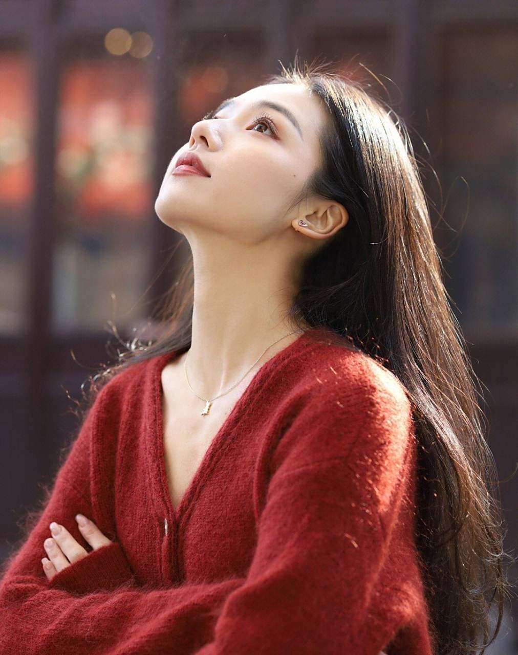 黑长直美女,红色元素穿搭