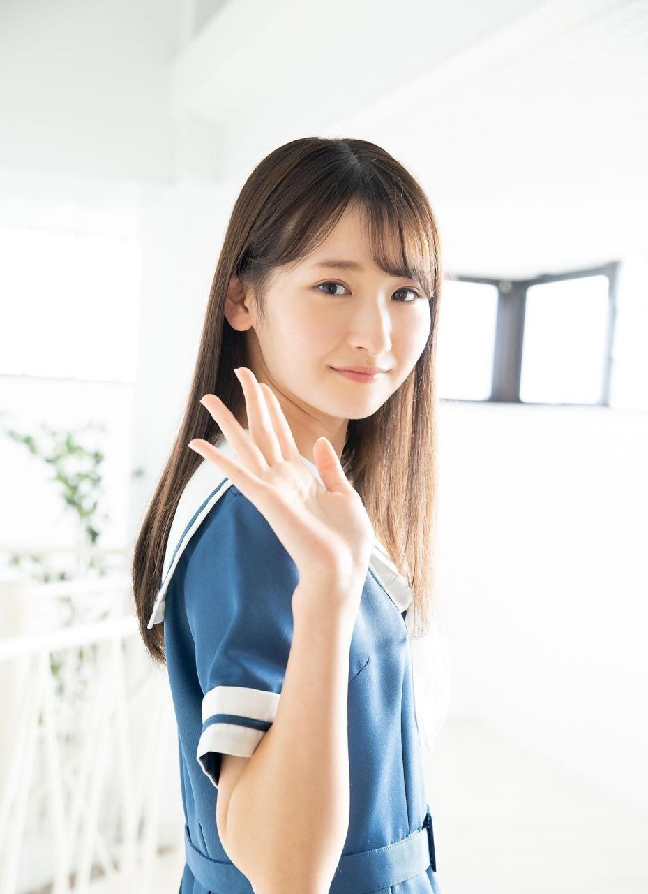 脸蛋肉嘟嘟的日本女生,海军风连衣裙看起来青春满满