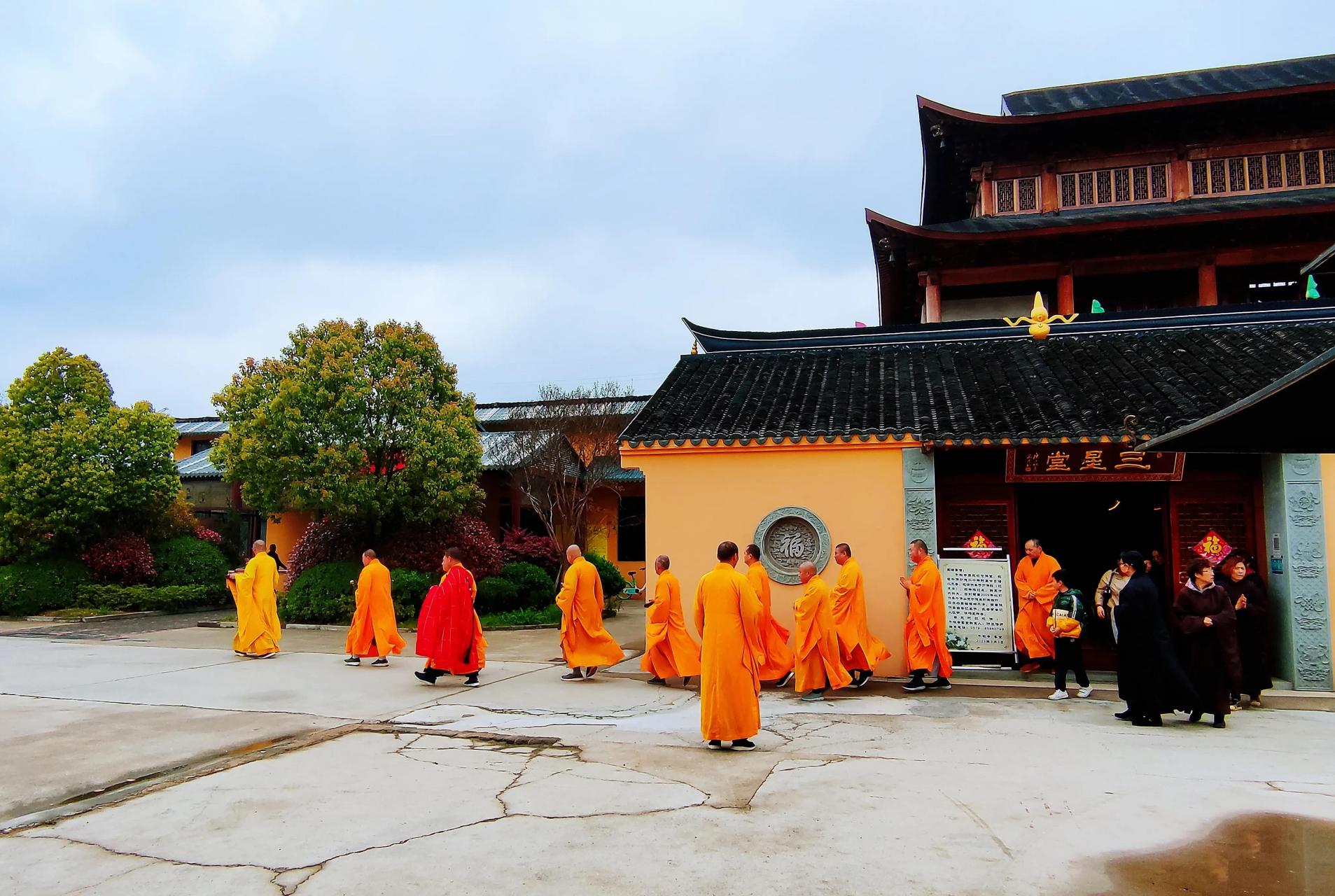是国内唯一一座以"千墩"命名的寺庙,千墩寺周围,星河密布,由点及面,在