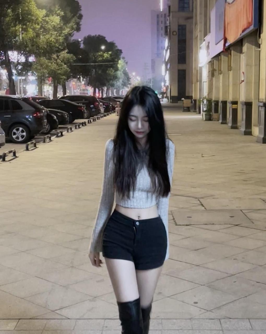 短裤配过膝长靴,有喜欢这样穿搭的朋友吗 #娱乐最前沿