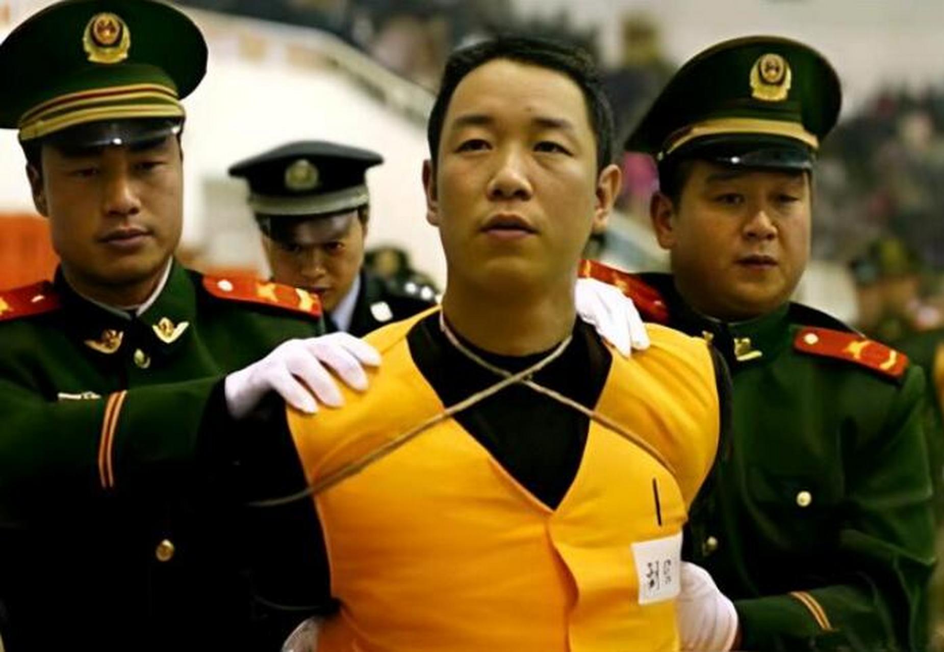 2006年,刘俊勇被执行死刑的照片,画面中的他被"五花