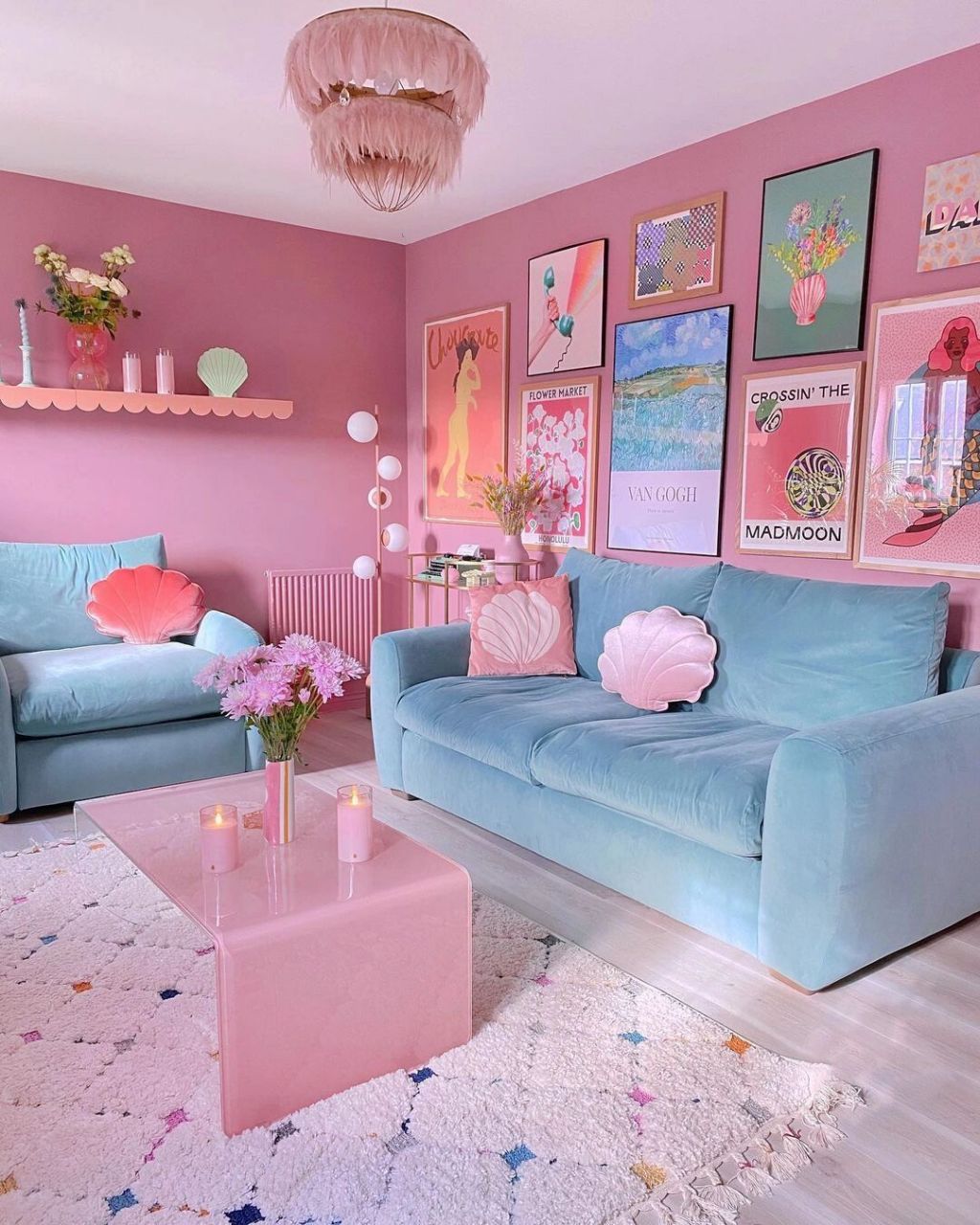 整个家里全以粉色为主 粉色的墙面搭配同样粉色的门 粉色的柜子和粉色