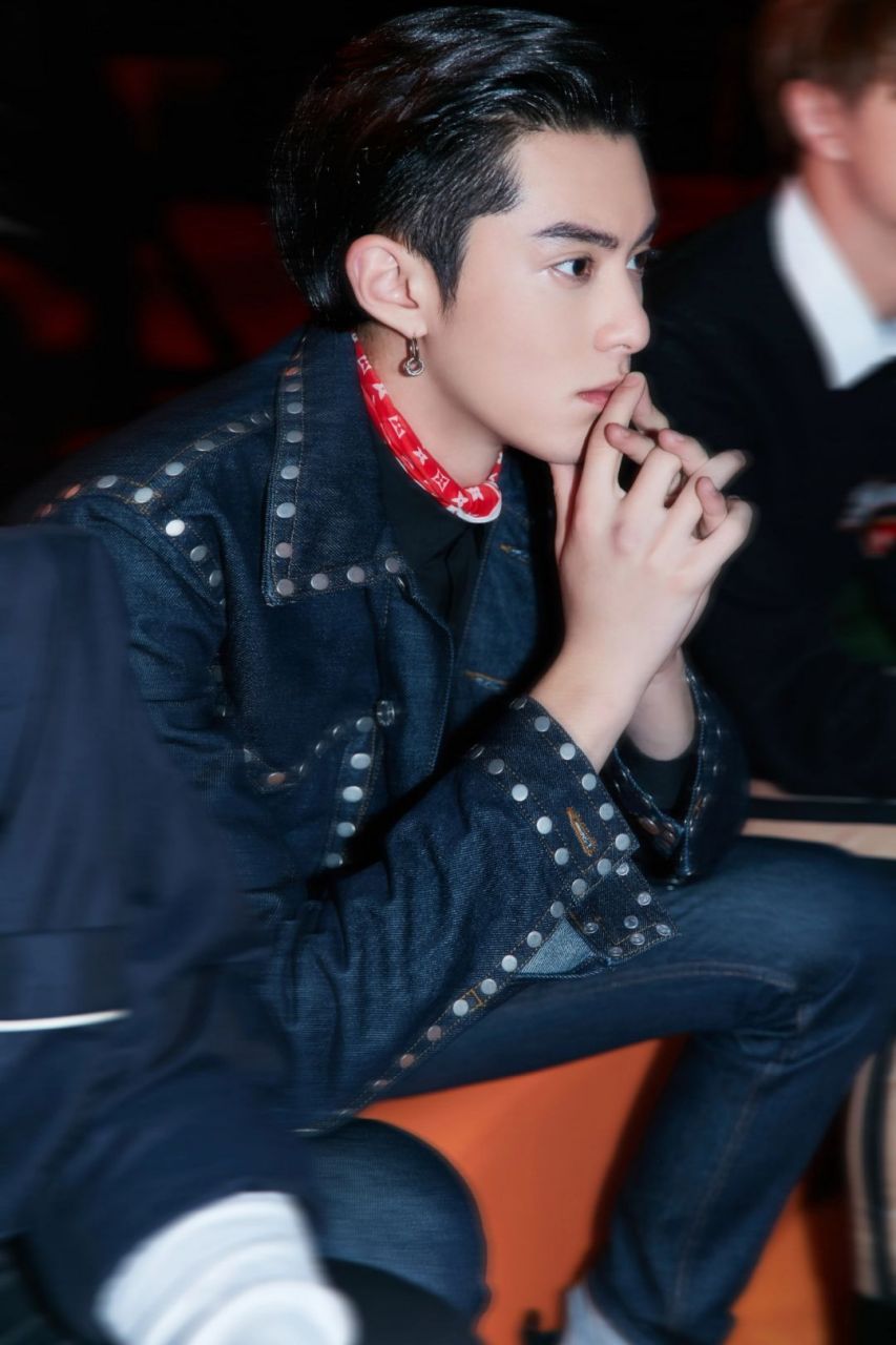 王鹤棣在f4时期,第一张金色饰品好衬他  越浮夸越发挥他的优势