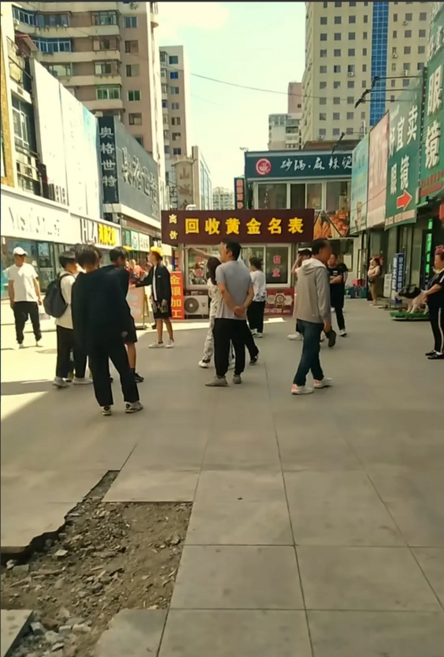 我就纳闷本溪为何路面总是坑坑洼洼,这几年升级改造的永丰步行街看