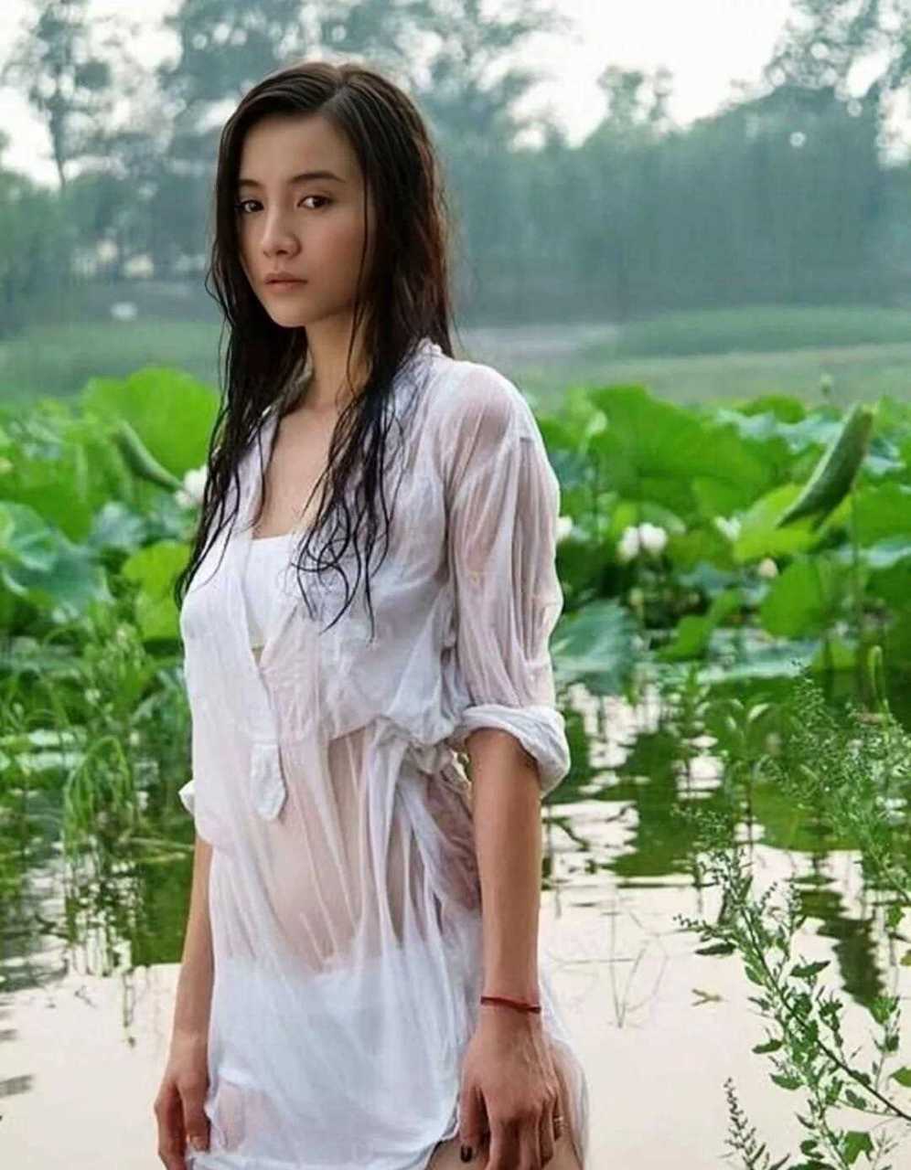 小宋佳,性感靓丽,优雅知性!池塘边的她如出水芙蓉般美丽绽放!