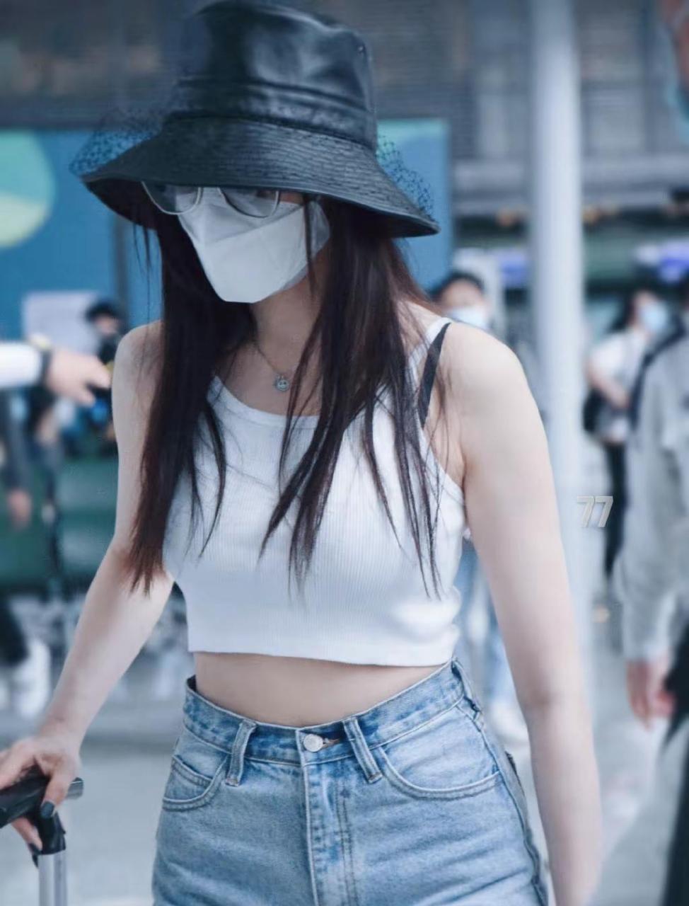 张天爱热裤美腿清凉街拍图片.