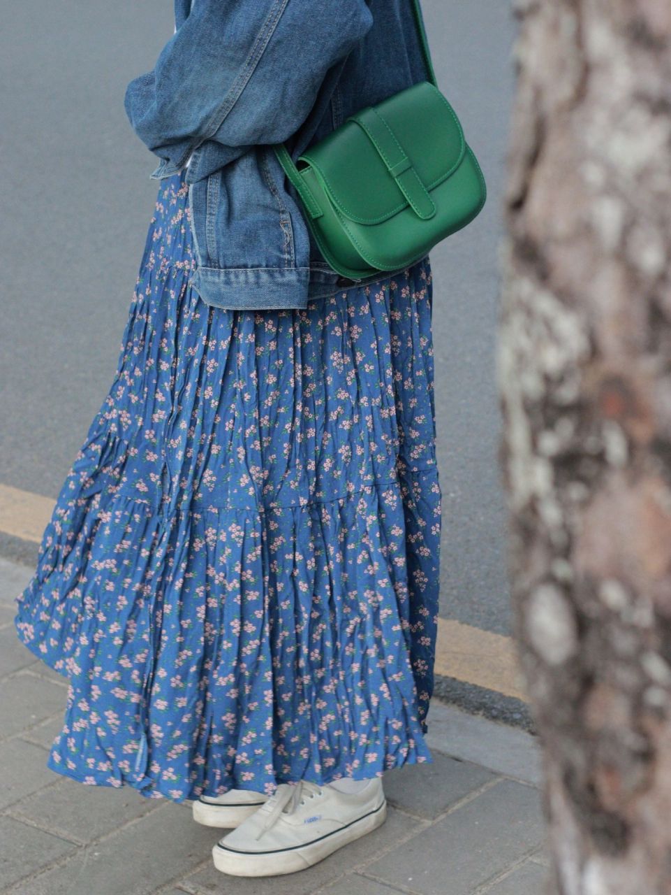 韩系休闲穿搭 牛仔外套真的是时髦单品啦 搭配蓝色碎花半身裙好韩系