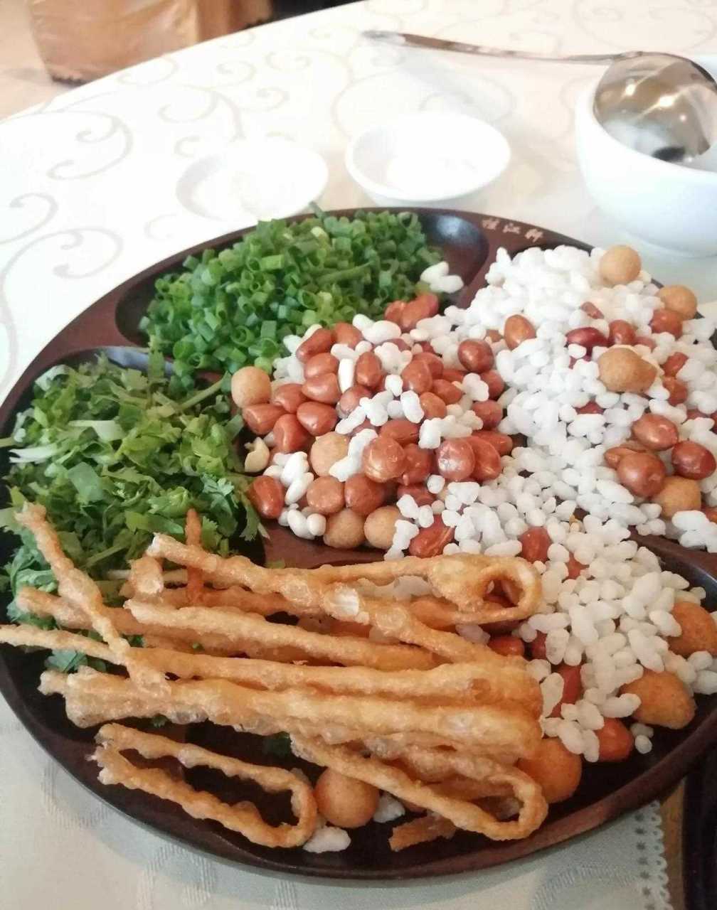 今天在南宁桂江轩喝茶,试一下菜,喝的是平乐油茶,第一次喝平乐油茶,没