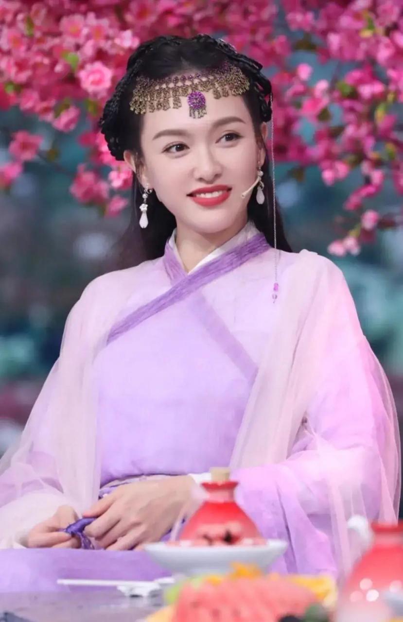 唐嫣紫色古装造型温婉动人,笑容真甜好美的紫霞仙子