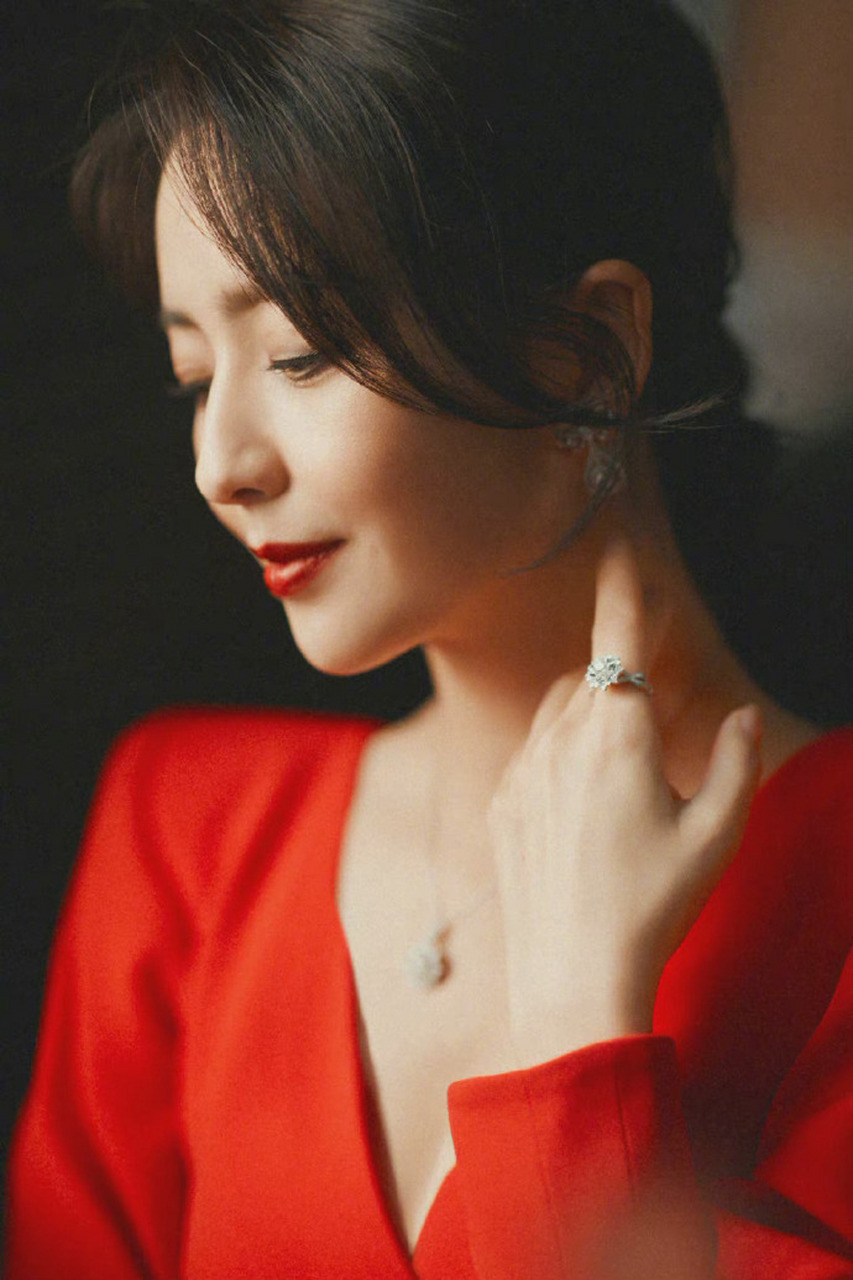 百度国潮季# #国潮护肤打卡# 佟丽娅身穿橘红色长裙,大气美艳中不失