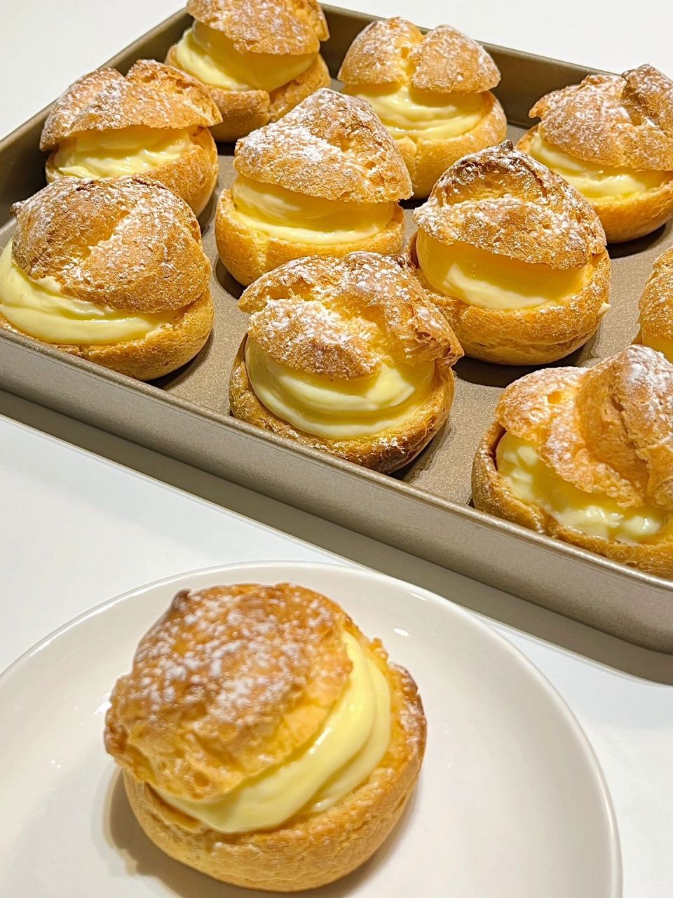 经典卡仕达泡芙甜软而糯的馅料 耐不住这款泡芙它真的很好吃 没有酥皮