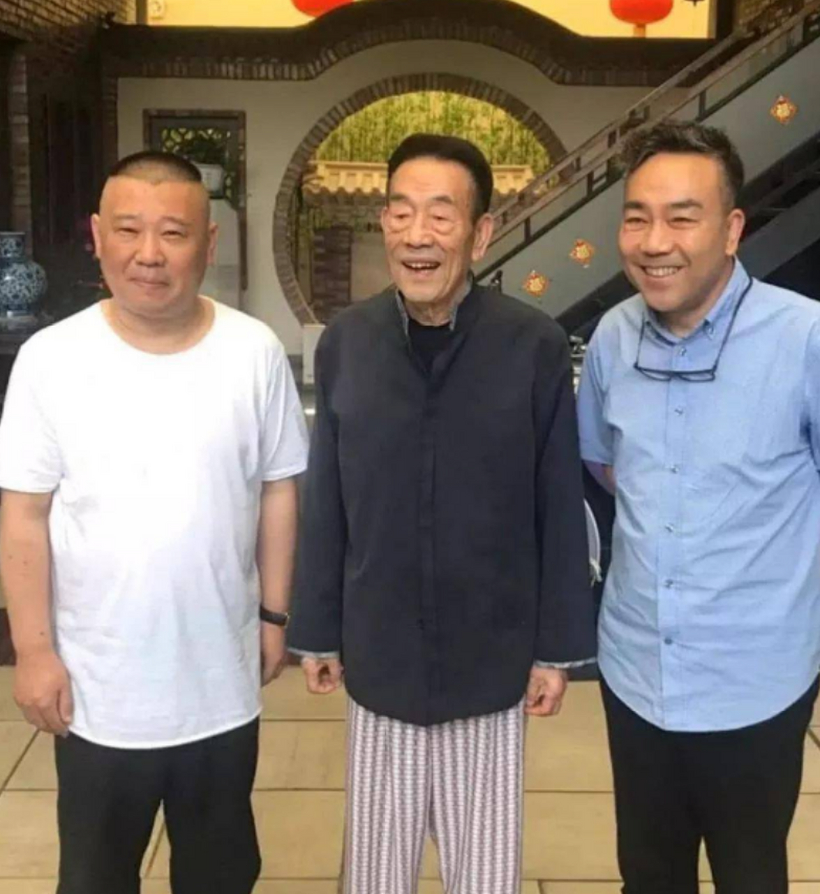 一次,杨少华生病,郭德纲前去看望,可在一旁的杨议吃完西瓜后,竟然直接