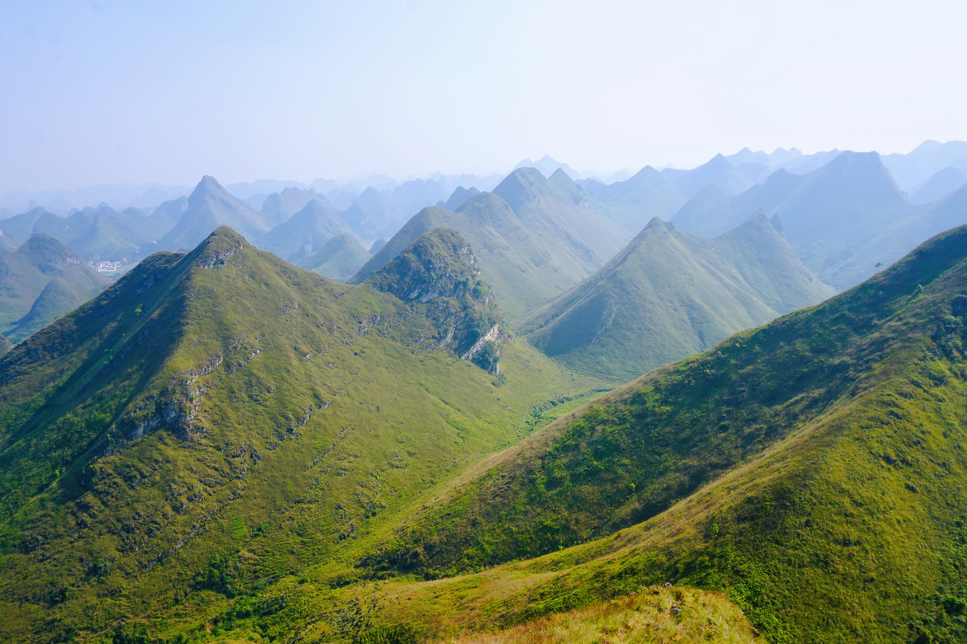 剑龙山位于广西崇左天等县,由于山脊犹如剑龙的背脊,所以称为剑龙山