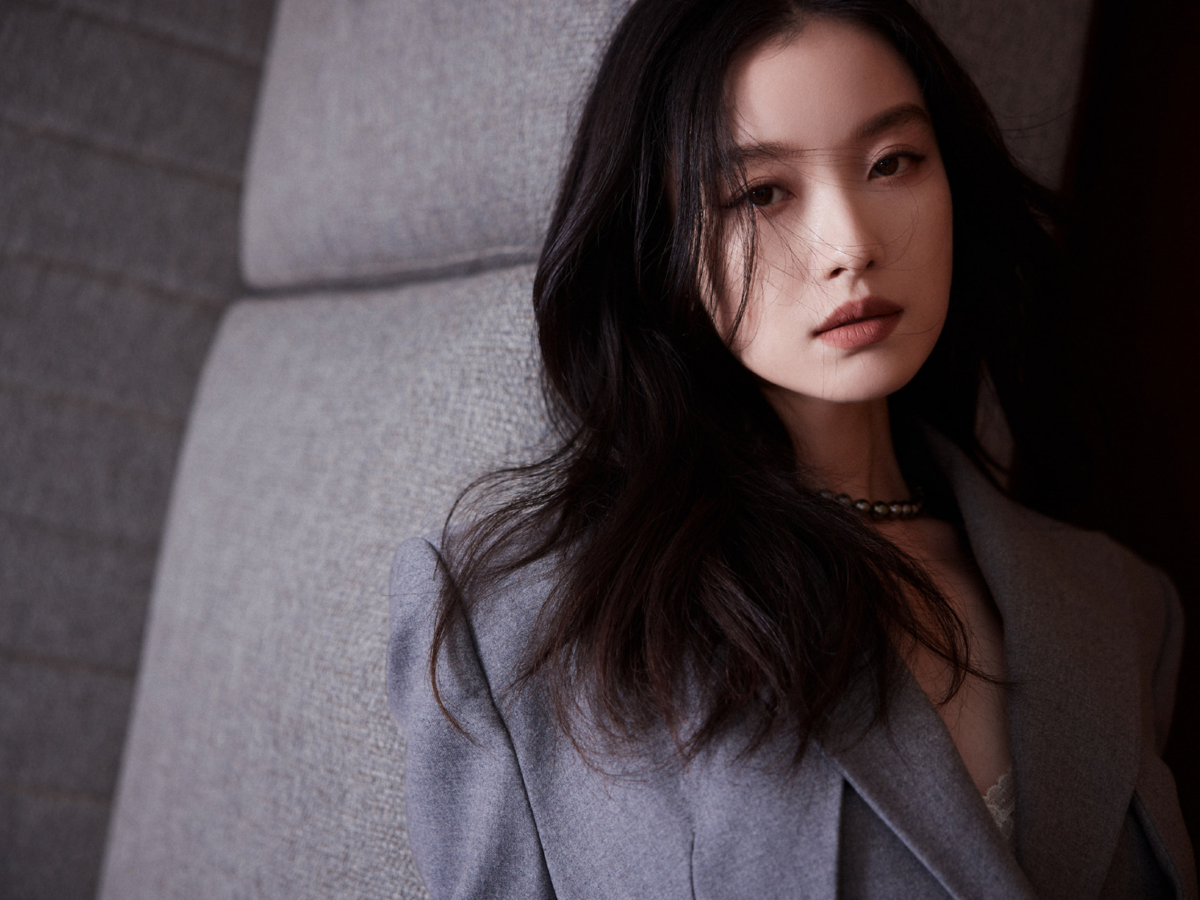 倪妮身穿灰色西服套装,时尚感爆表,展现出干练利落的魅力.