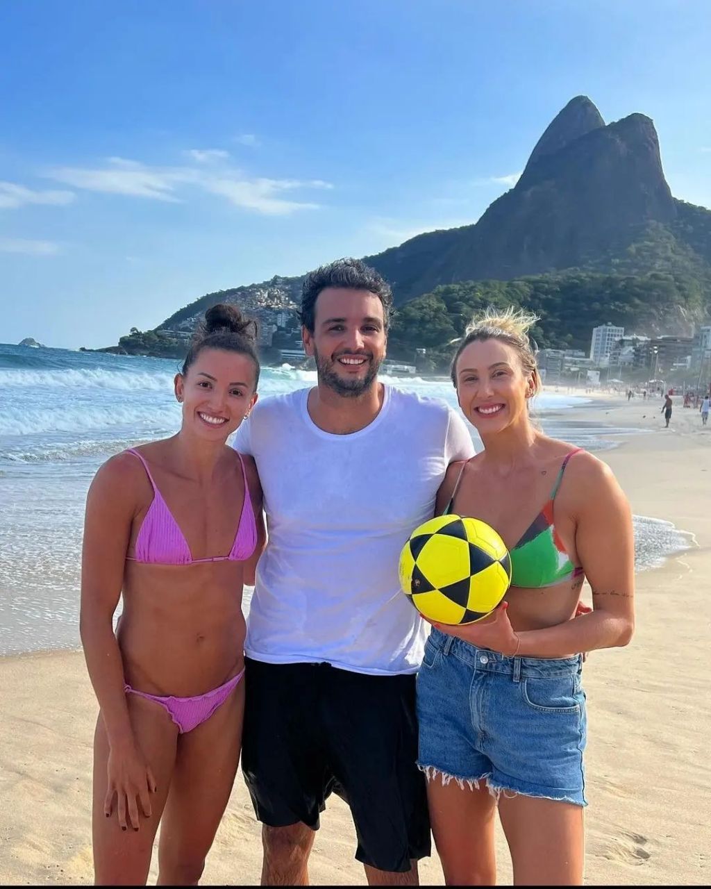 谢拉&加比两口子跟友人一起海边度假happy  绿bra的也认识吧  巴西