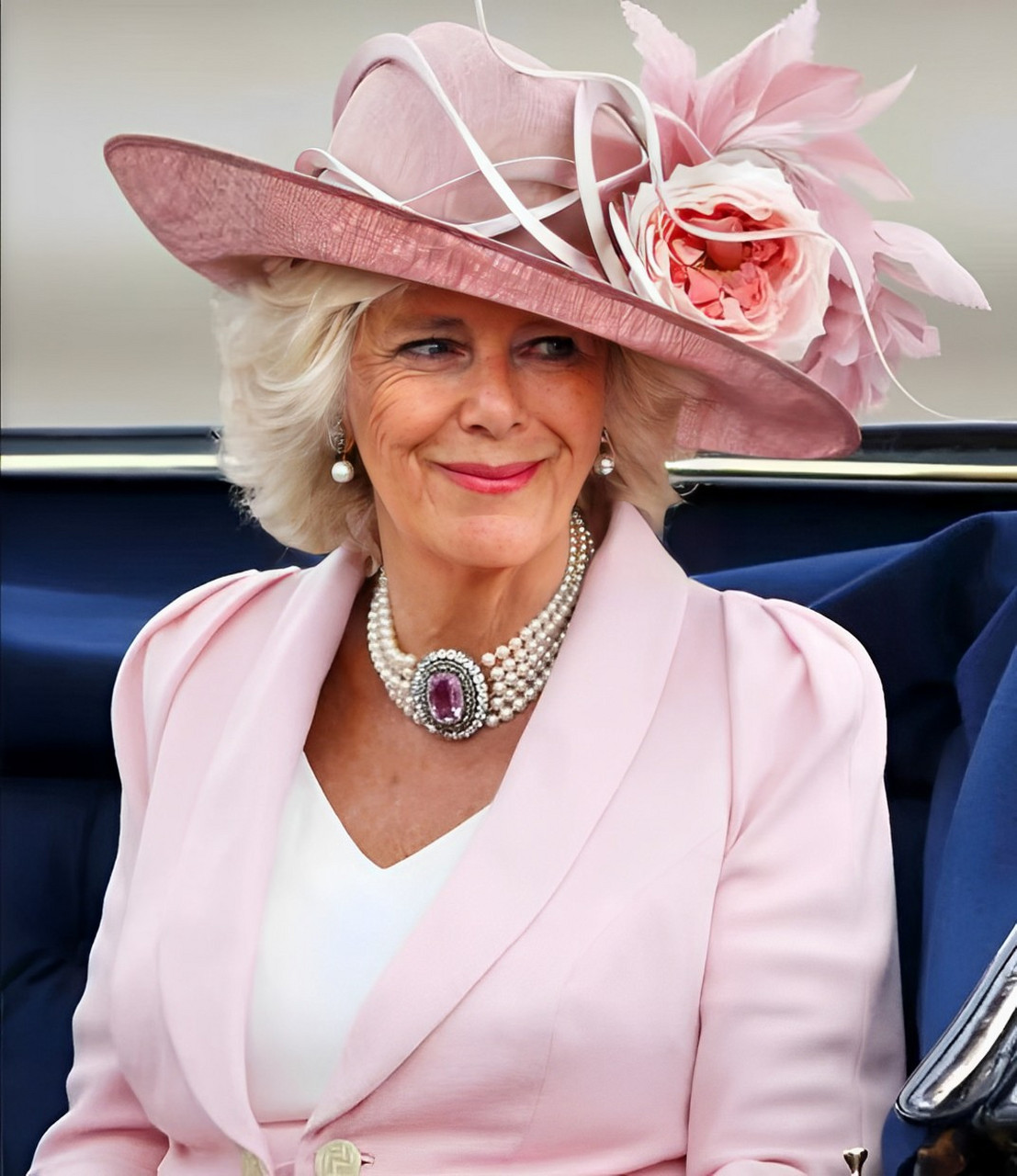 为了改变舆论,赢得女王的好感,卡米拉经过长时间的磨练和坚持,终于