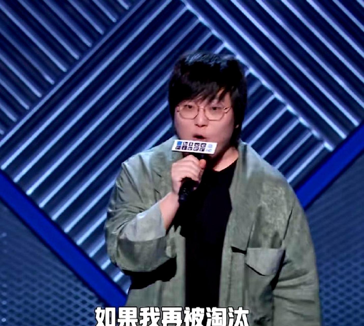 康洪的名字被改成了王建国,因为这个名字谐音梗很有趣.