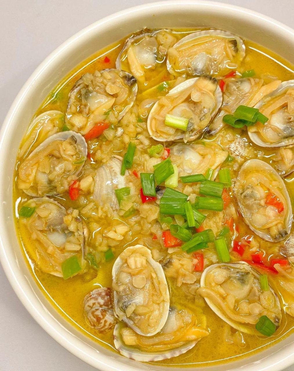 蒜蓉花甲! ?食材准备 ?花甲 ?蒜末 ?青红椒粒,葱花 ? ?做法 ?