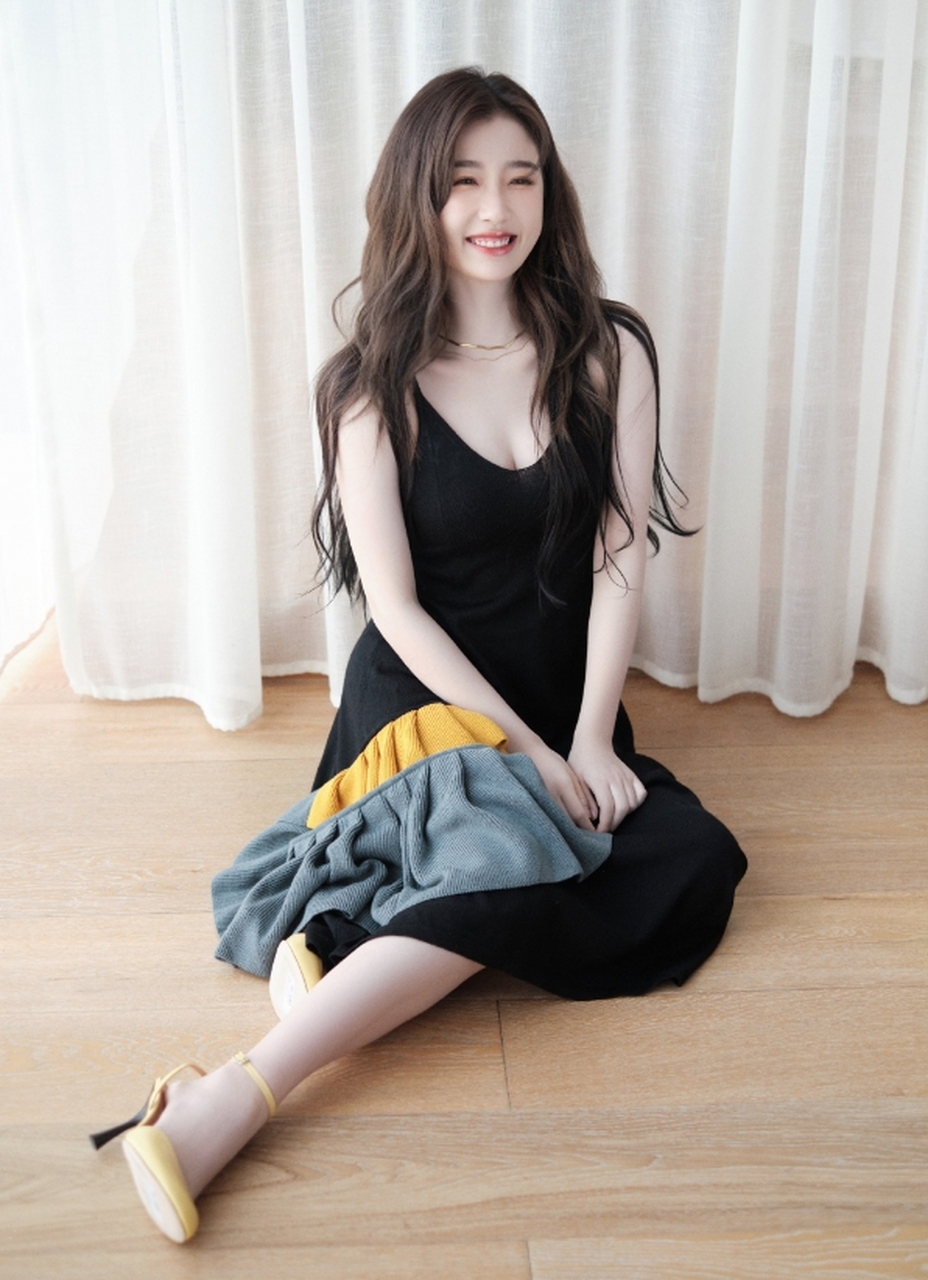 肤白貌美,身姿丰腴,前凸后翘,美腿玉足,纤细四肢,娇嗔欲滴,楚楚动人