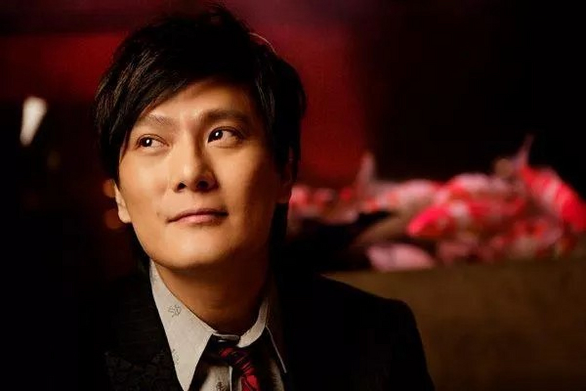 张信哲春日歌会#张信哲对织绣类的收藏是很感性化的.