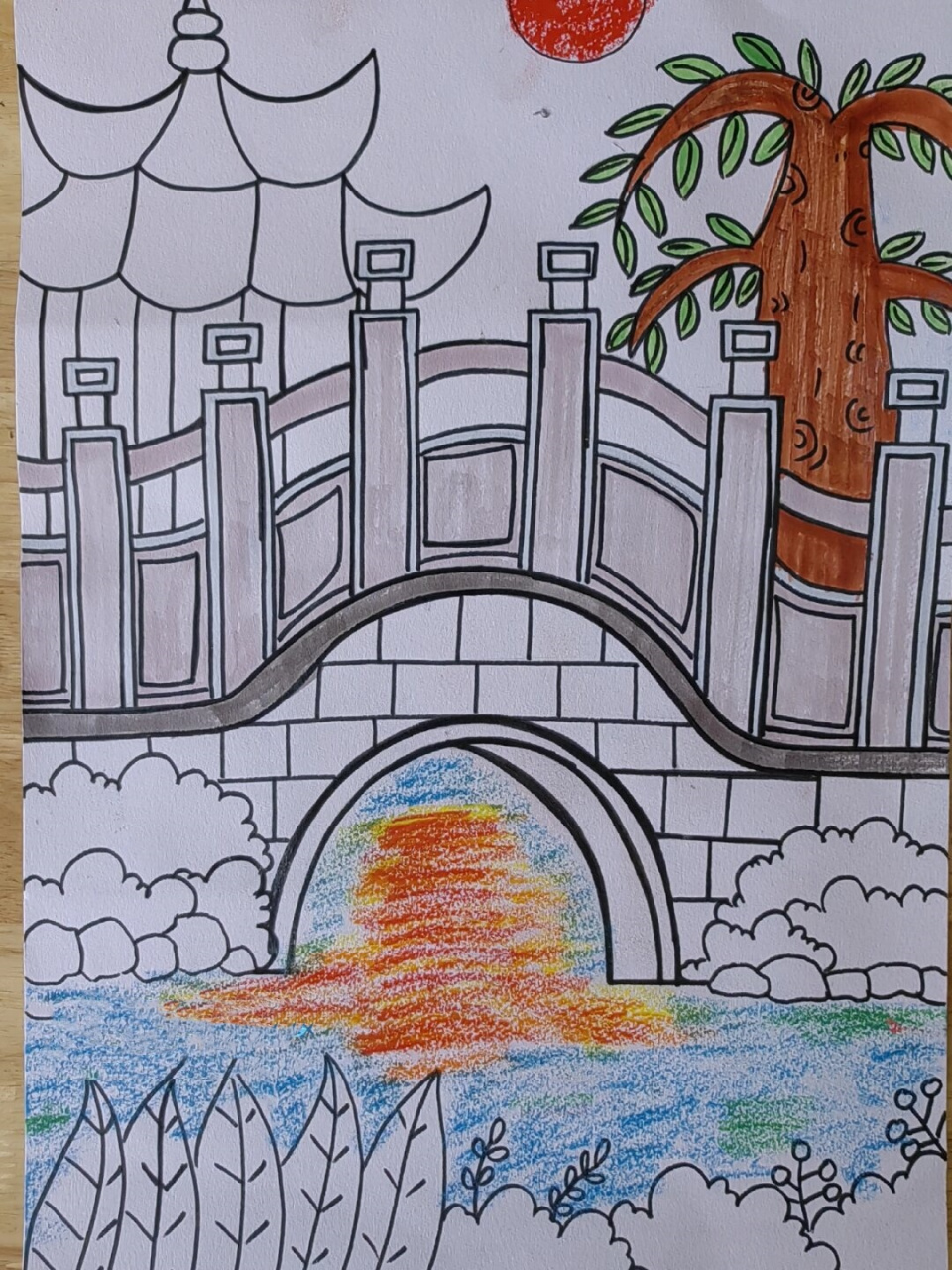 创意少儿美术,儿童画《拱桥》  96绘画过程:  1.