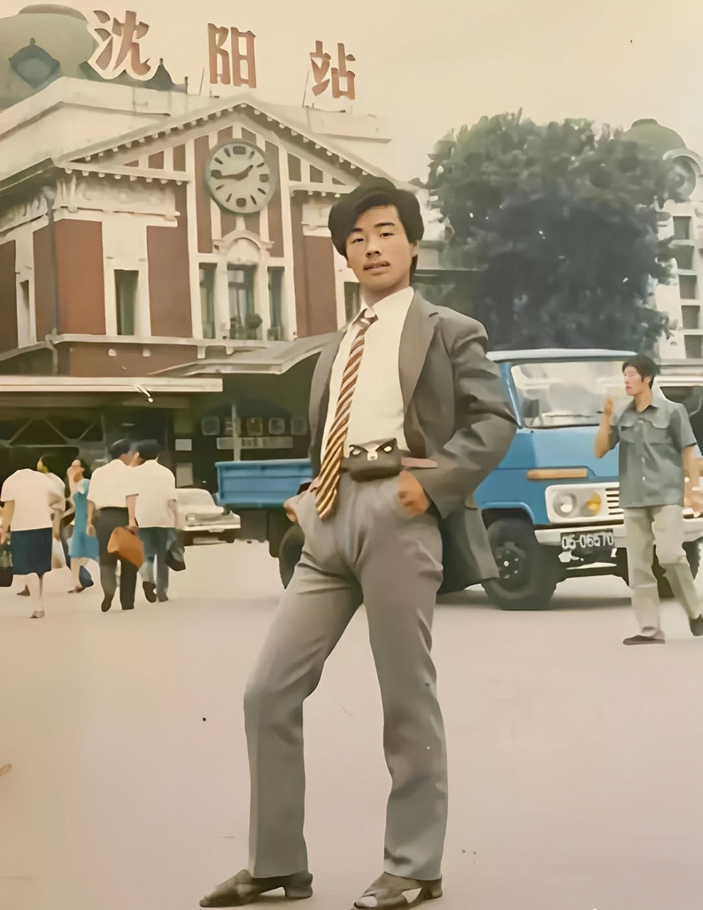 20世纪80年代,一位英俊的年轻人在沈阳站前拍照.