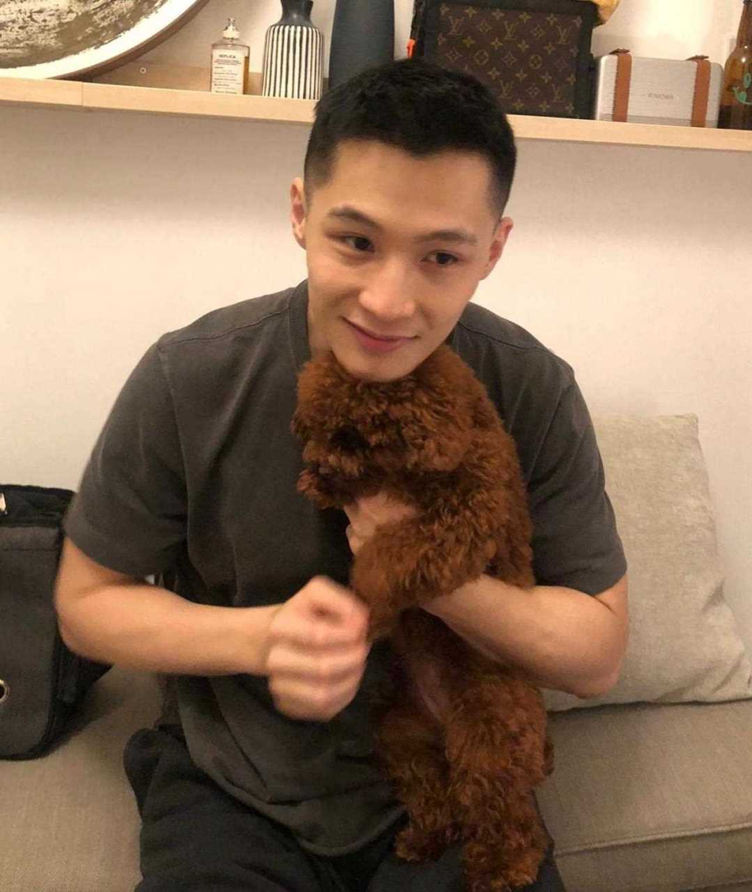 香港著名演员汤镇业的儿子汤君慈生活照,他今年26岁长得跟爸爸年轻