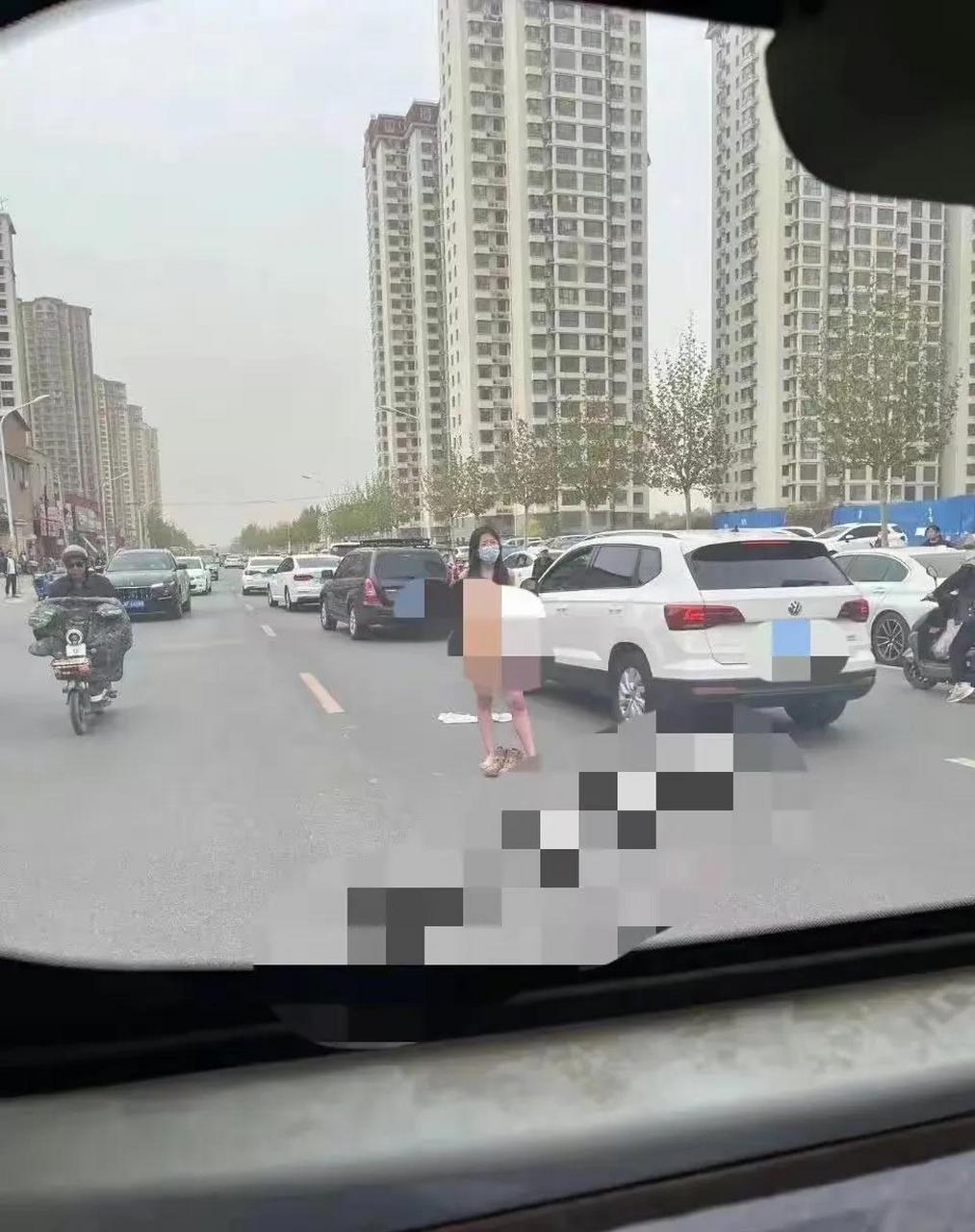 女子情绪失控,大街上全裸奔走  网传河北保定一女子