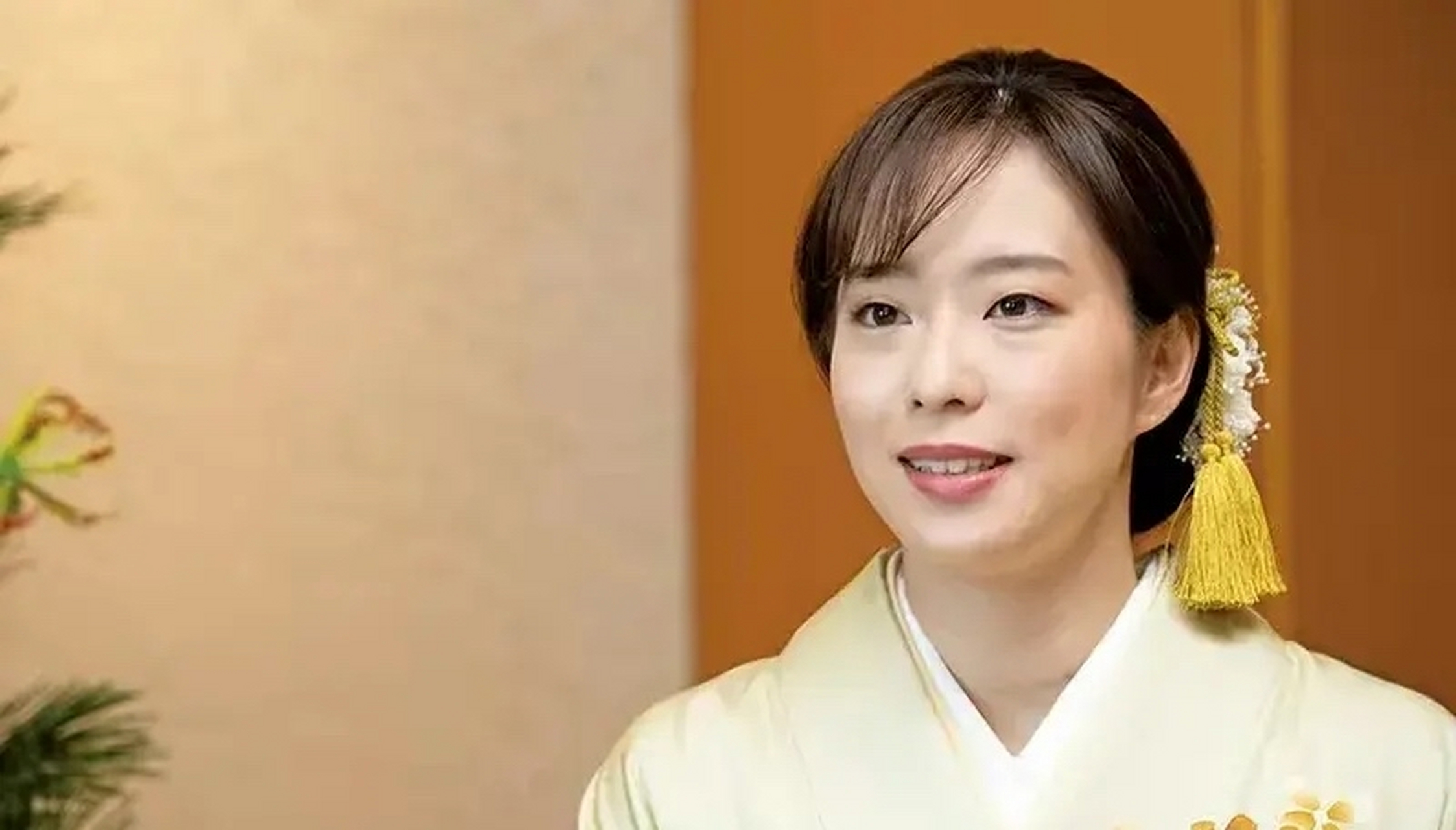 我很少对日本人有好感,但石川佳纯却是个例外,长相甜美善良,笑起来