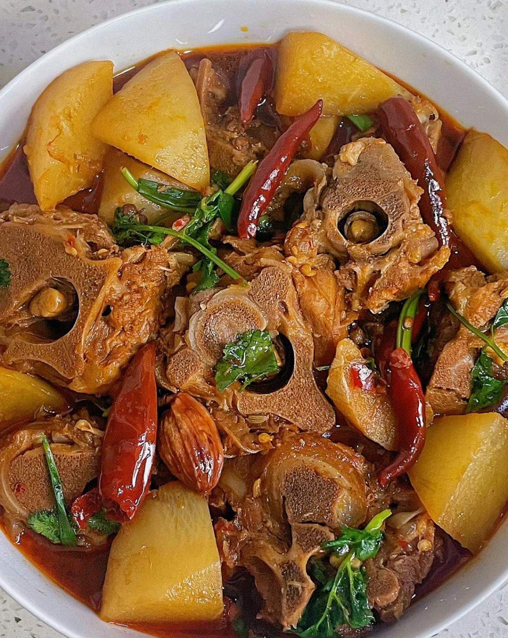 天冷啦,来一碗暖呼呼的羊蝎子炖萝卜吧～～91做法: 115羊蝎子洗净