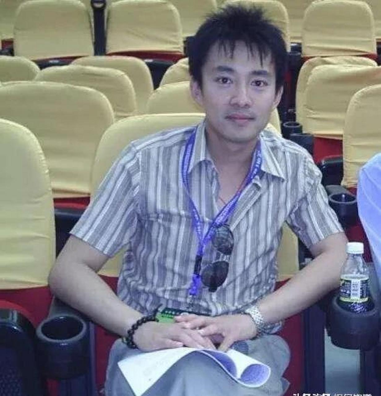 gif创作人# 51岁爱奇艺影业总裁亚宁,满头白发成大叔.