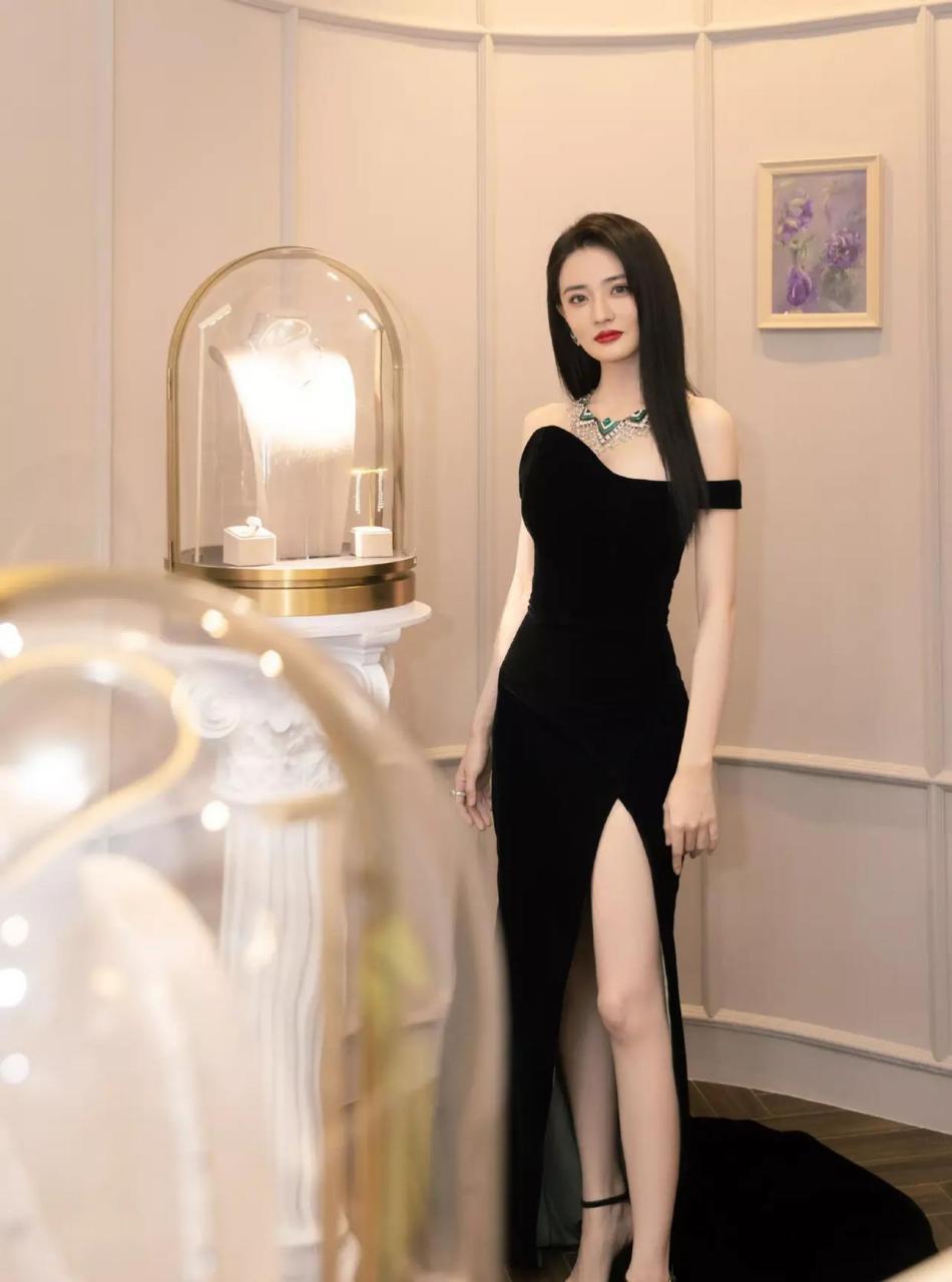 徐璐 纯黑高开叉礼裙,冷艳矜贵优雅   #娱乐最前沿