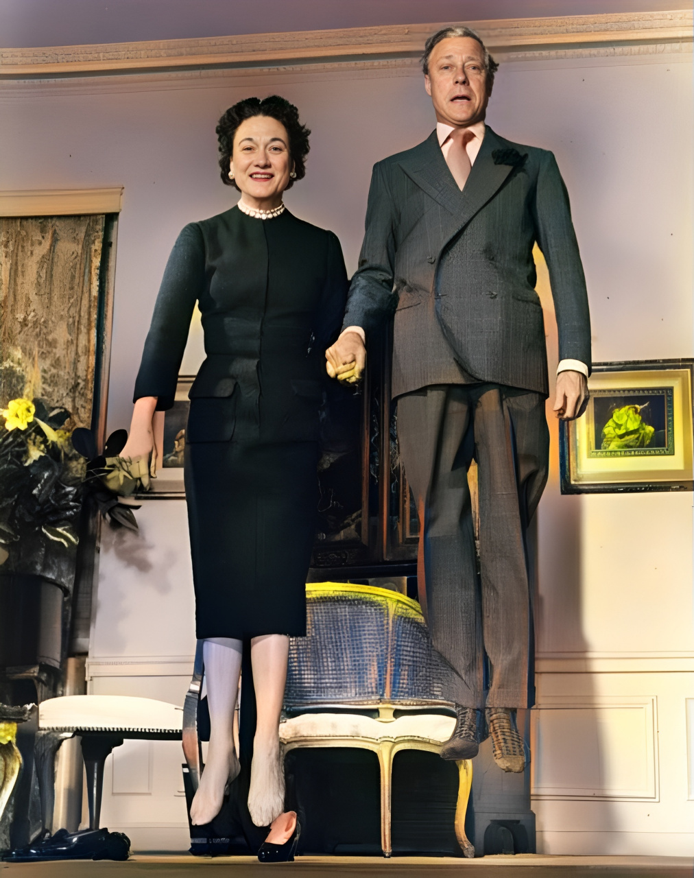 爱德华八世与辛普森夫人脱下鞋子,在向上跳的瞬间拍下了这张合影.