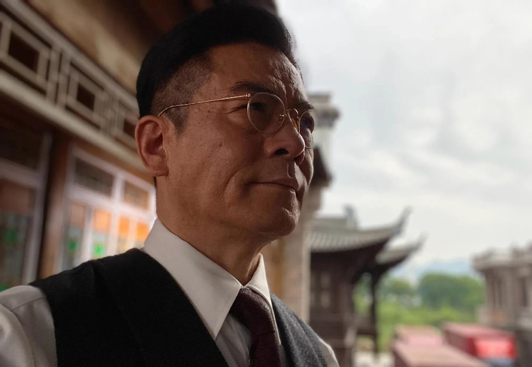 gif创作人# 58岁的米学东真是人老心不老,一身潮服去山上摘樱桃,还学