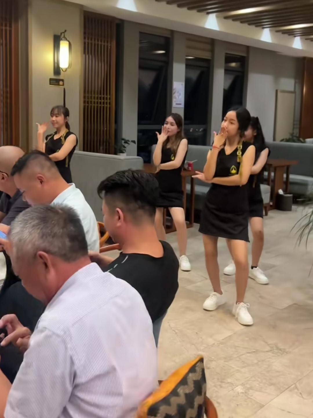 而不是其他的附件真正的大佬是不屑一顾的表情这个拍照的大爷会被