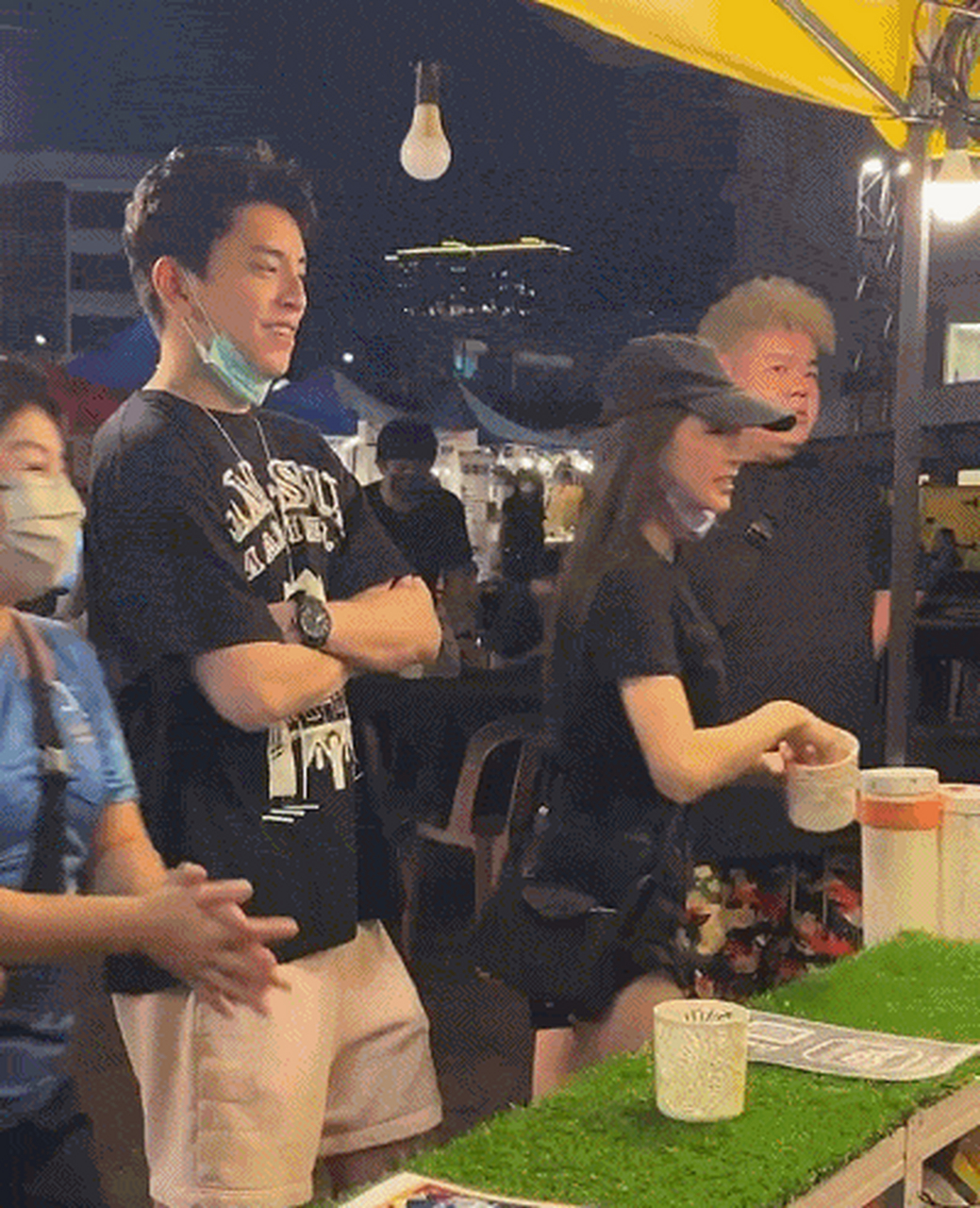 近日,有网友在马来西亚夜市偶遇王大陆和蔡卓宜,被女方妈妈也在身边