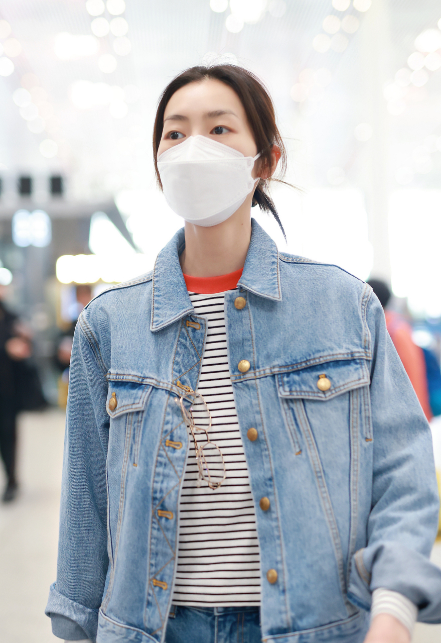 大表姐刘雯机场牛仔套装街拍!