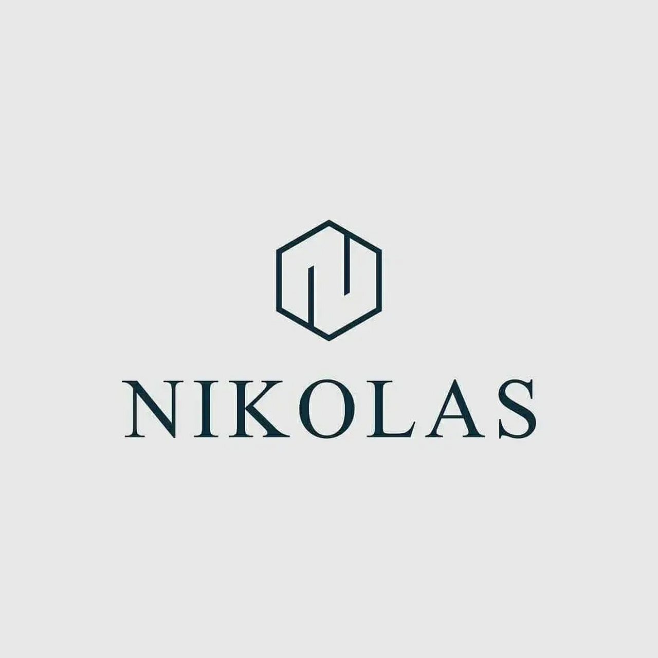 在logo设计时,我们可以将文字进行错位或工整的排列以增强设计感.