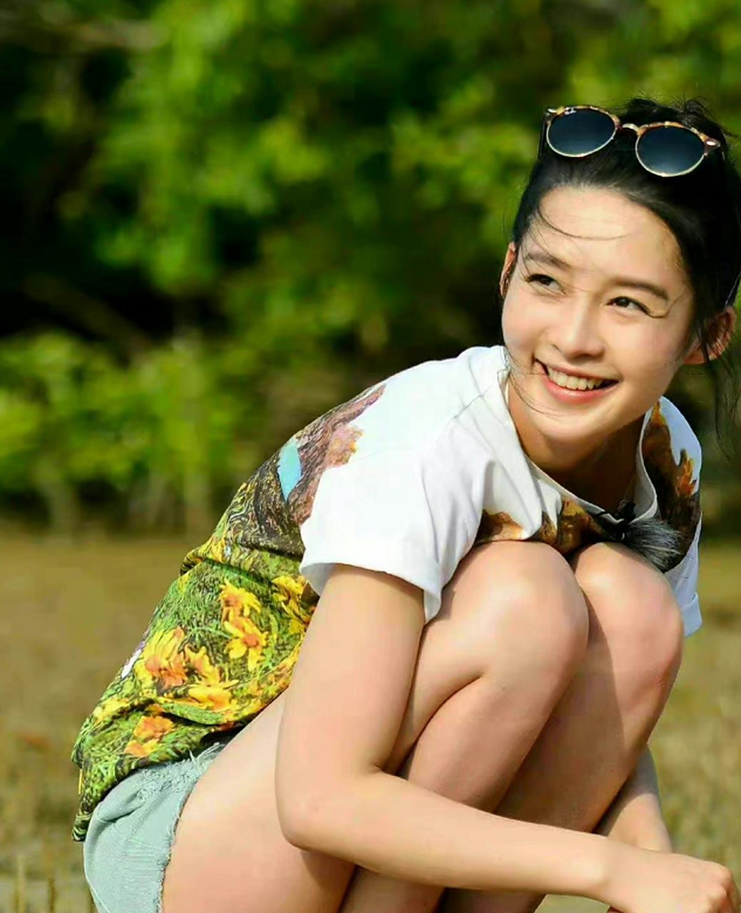 接地气的李沁,笑起来太甜了