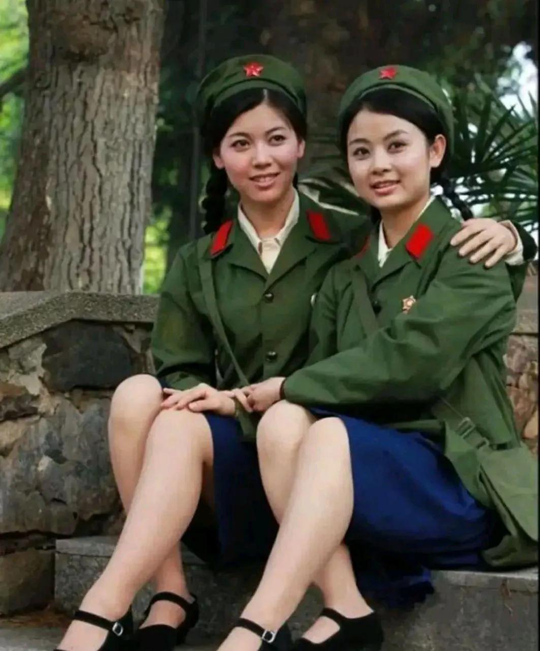 她们的笑容亲切大方,真实朴实而自然,一颗红星,二面红旗,那时的军装